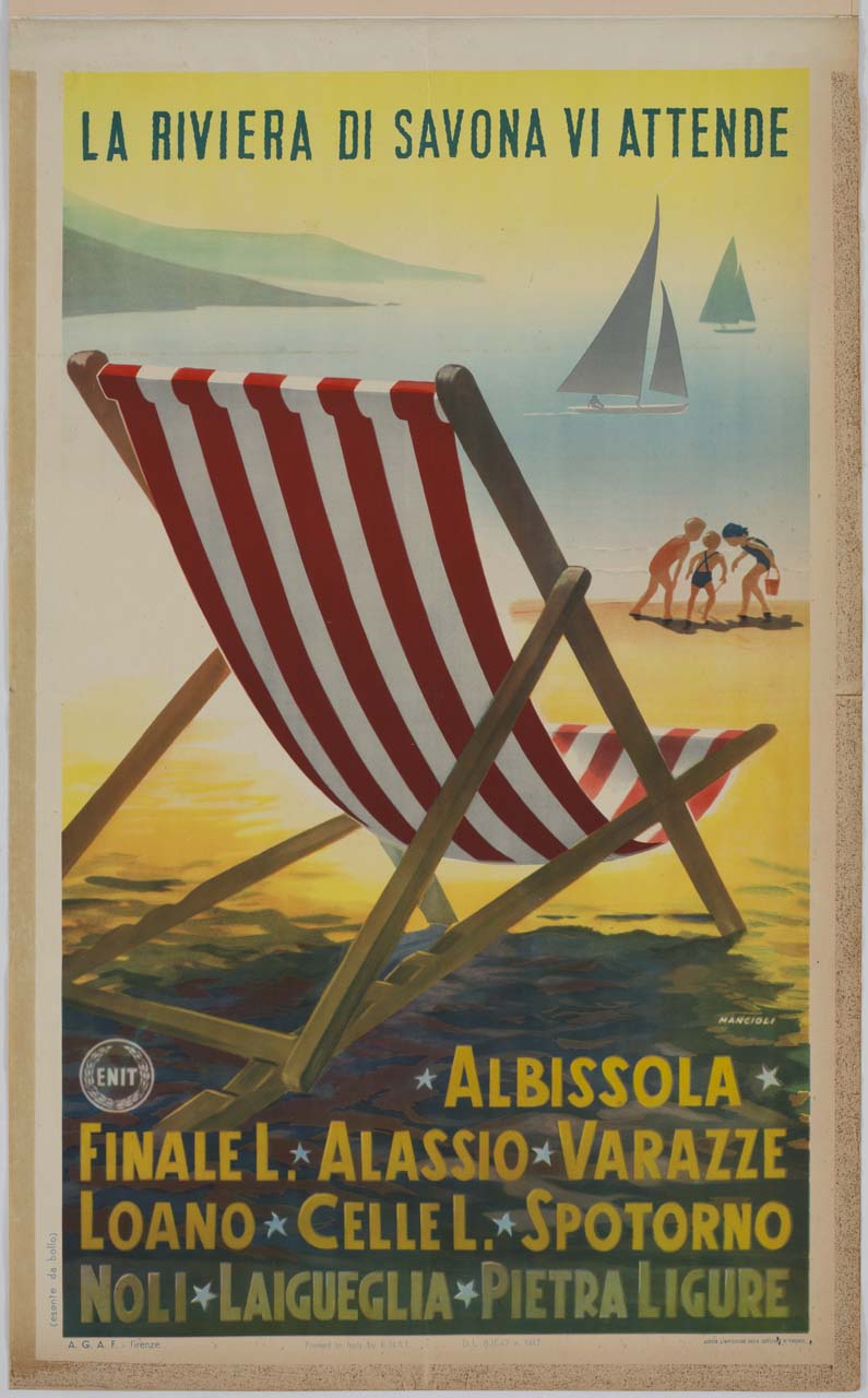 sedia a sdraio aperta su una spiaggia davanti a tre bambini che giocano con la sabbia e due barche a vela nel mare (manifesto) di Mancioli Corrado (sec. XX)