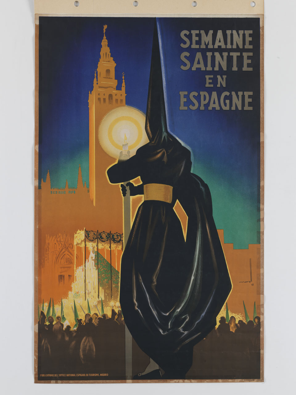 membro di confraternita con cero pasquale in mano sullo sfondo i confratelli portano la statua della Madonna in processione (manifesto) di Morell Macías Josep (sec. XX)