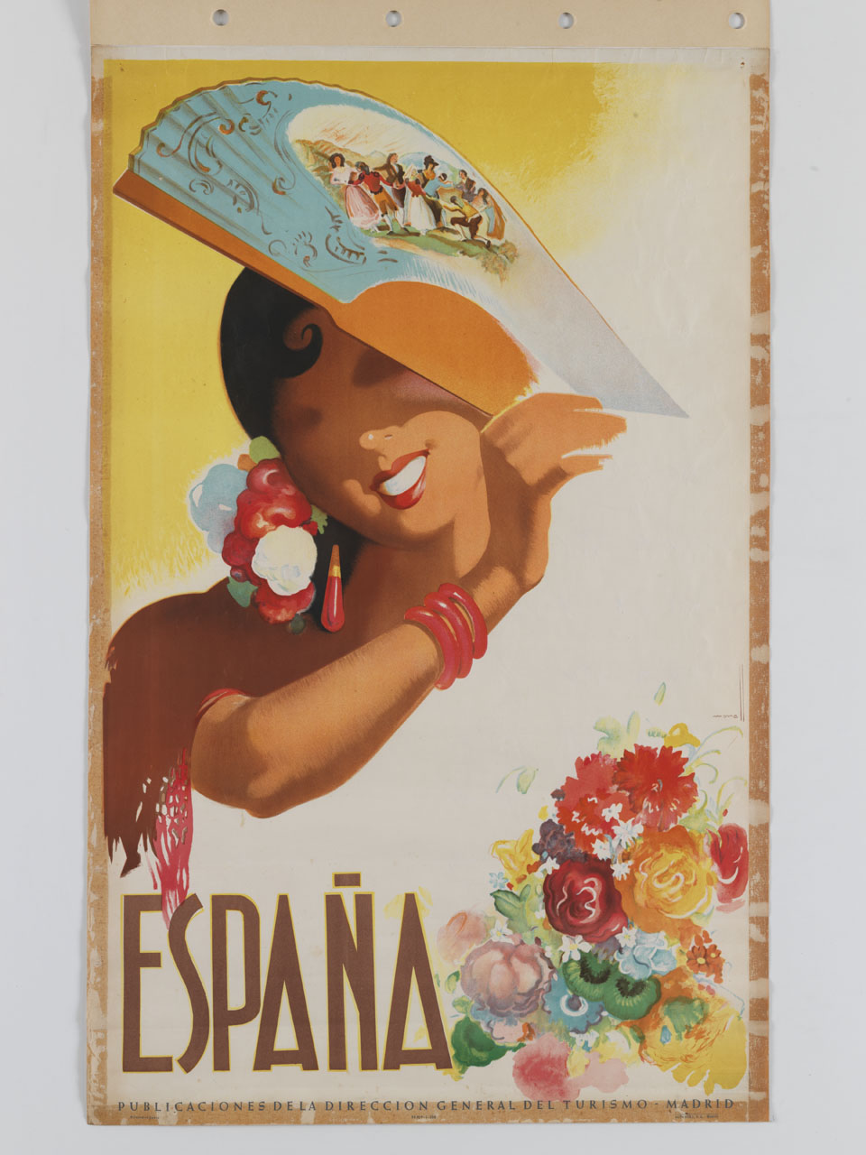 spagnola sorridente a mezzobusto si protegge la testa con un ventaglio decorato con scena di gioco (manifesto) di Morell Macías Josep (sec. XX)