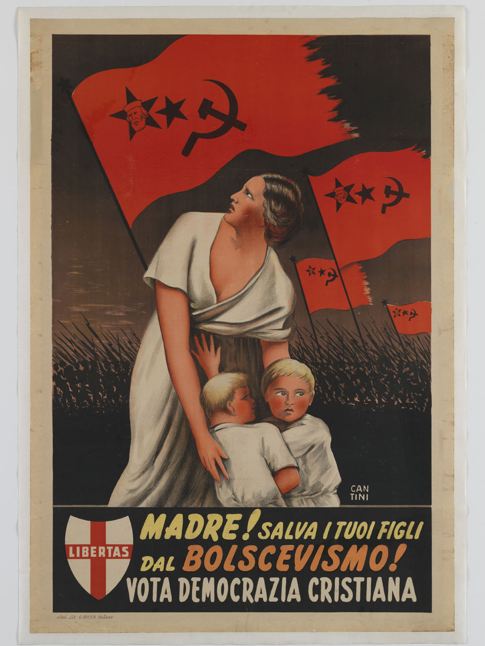 madre protegge i figli da un assalto di bandiere rosse (manifesto) di Cantini Piero (sec. XX)