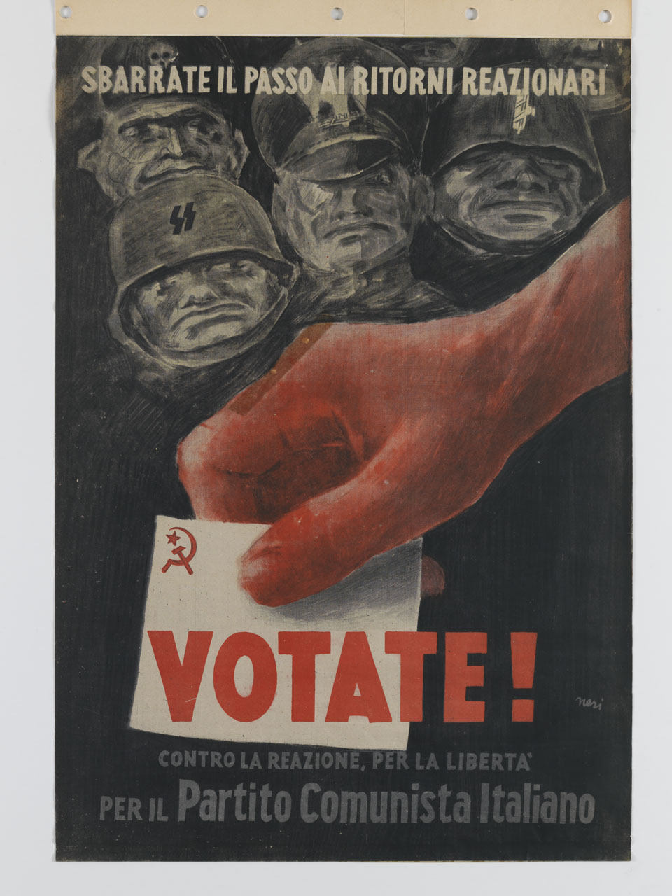 mano trattiene un foglio bianco e soldati sullo sfondo (manifesto) di Neri Dario (sec. XX)