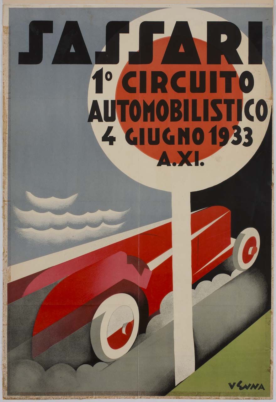 automobile da corsa passa dietro un cartello stradale (manifesto) di Venna Lucio (sec. XX)
