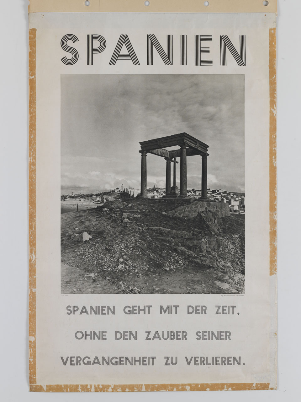 veduta de Los Cuatro Postes della città di Avila (manifesto) di Llado y Fabregas Luis (sec. XX)