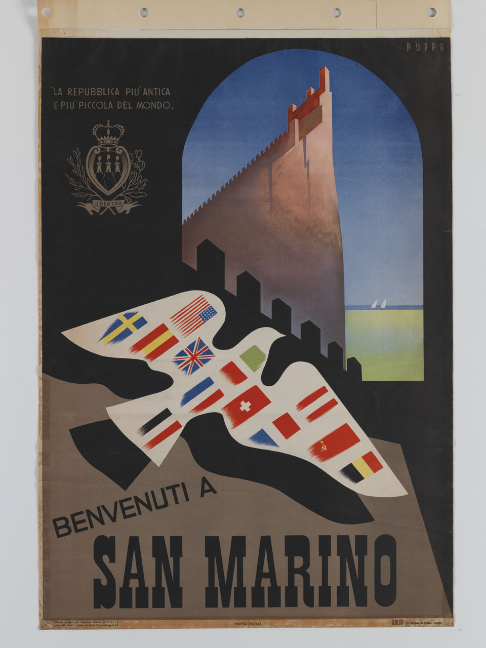 profilo delle mura della Città di San Marino e colomba in volo decorata con bandiere nazionali (manifesto) di Puppo Mario (sec. XX)