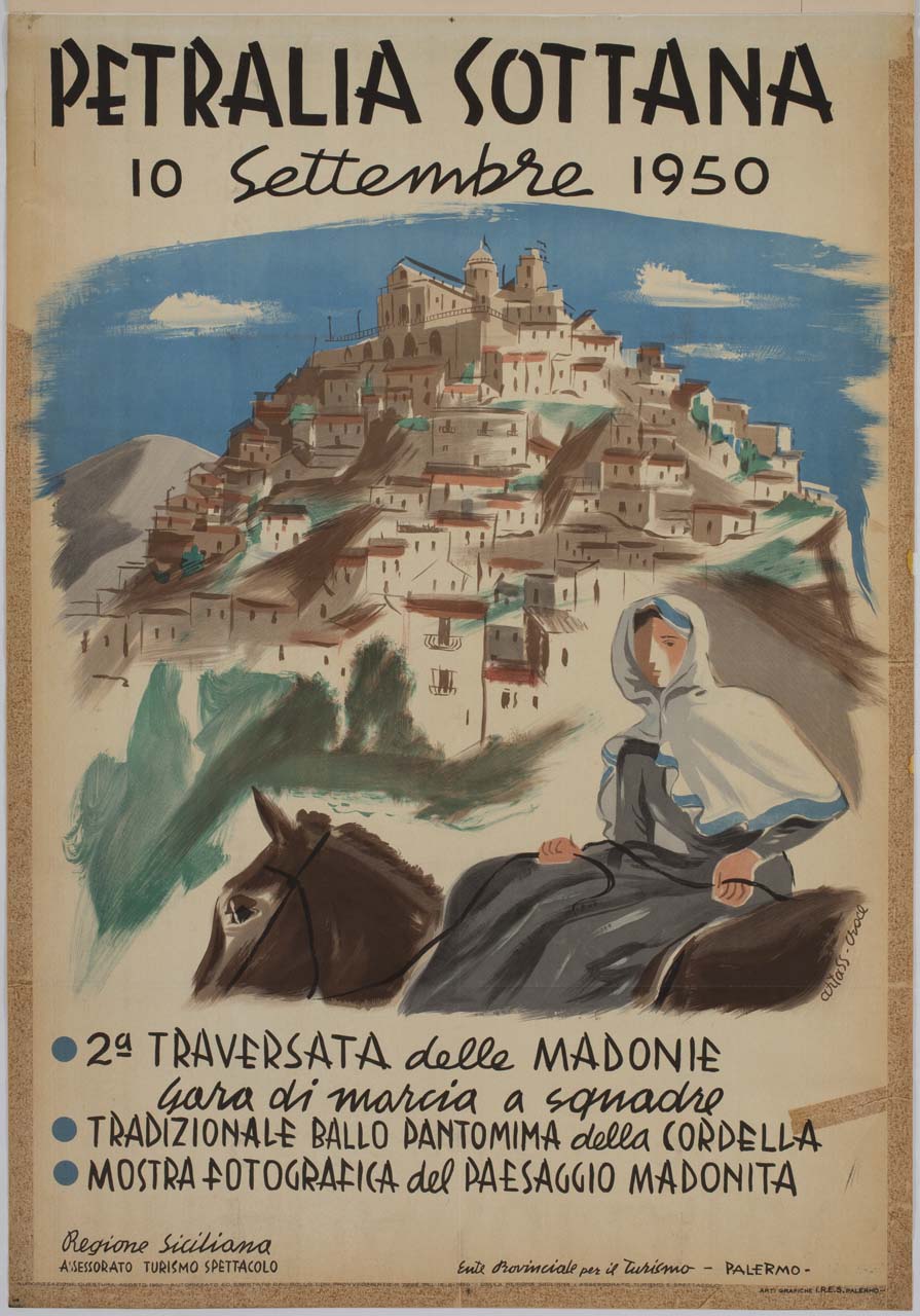 donna in costume tradizionale a dorso di cavallo davanti alla veduta di Petralia Sottana (manifesto) di Studio Artass Croce (sec. XX)