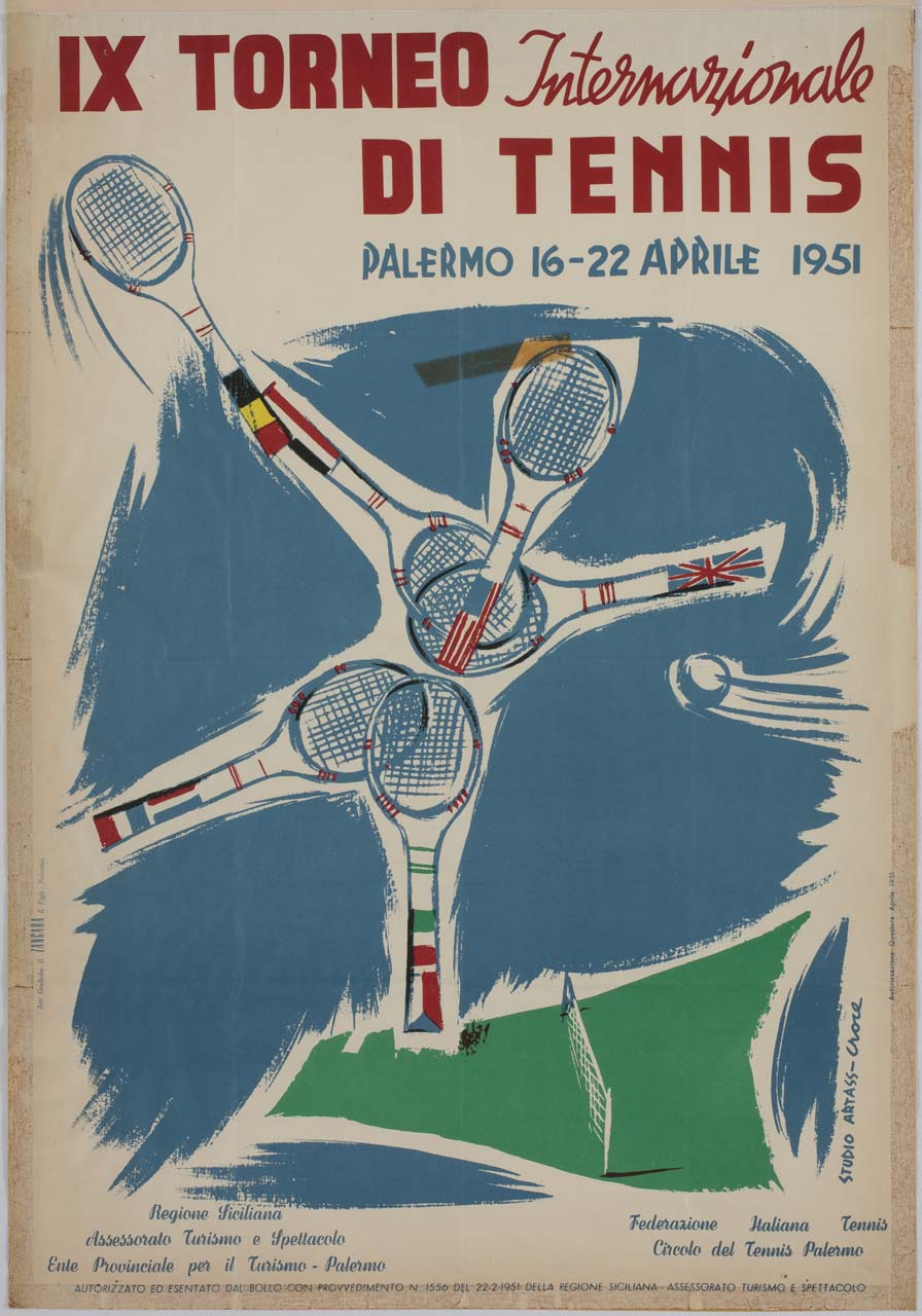 omino composto da cinque racchette gioca a tennis su un campo a forma di Sicilia (manifesto) di Studio Artass Croce (sec. XX)