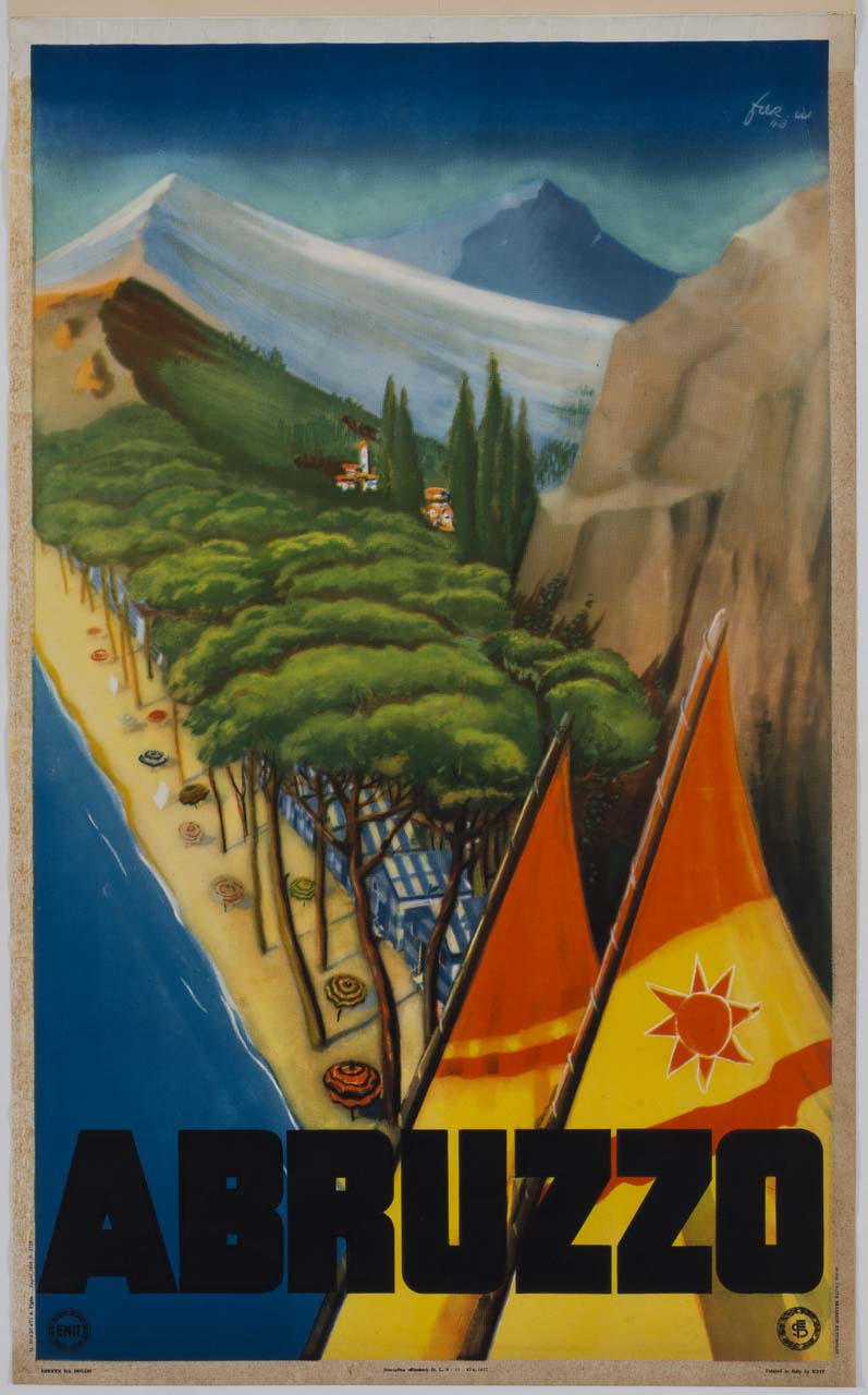 veduta di una spiaggia coperta da pineta con due vele in primo piano e montagne sullo sfondo (manifesto) - ambito italiano (sec. XX)