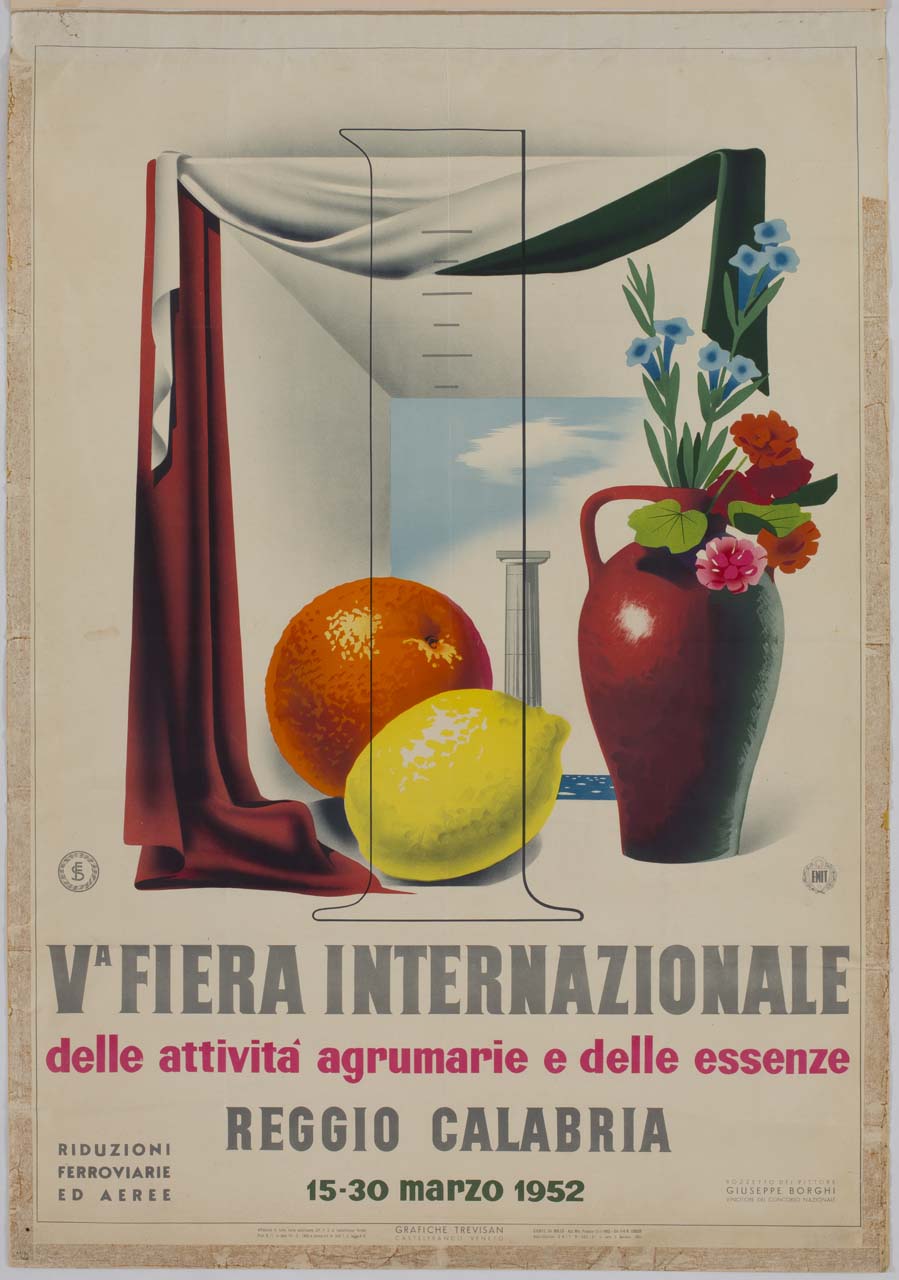 arancia, limone, cilindro graduato e anfora con fiori davanti a una finestra, attraverso cui si vede una colonna dorica (manifesto) di Borghi Giuseppe (sec. XX)