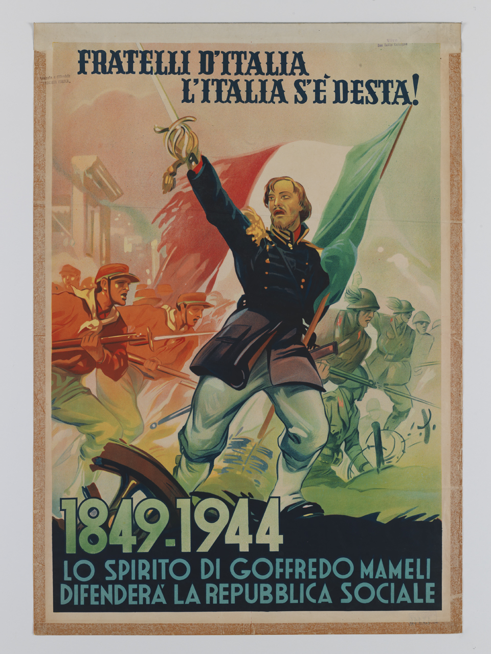 Goffredo Mameli avanza alla testa di camicie rosse e soldati della Repubblica Sociale Italiana sventolando una bandiera italiana e brandendo la sciabola (manifesto) - ambito italiano (sec. XX)