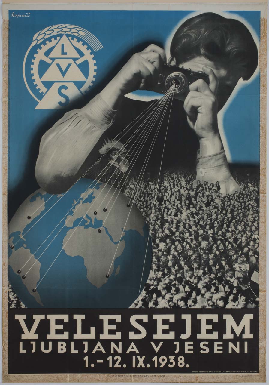 donna fotografa il globo terrestre sospeso su una folla (manifesto) di Kocjancic Peter (sec. XX)