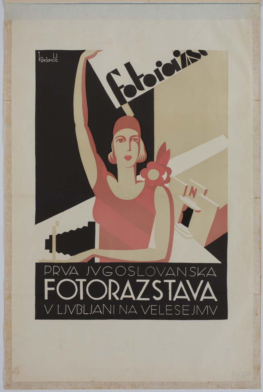 donna con braccio sollevato accanto ad una macchina fotografica (manifesto) di Kocjancic Peter (sec. XX)