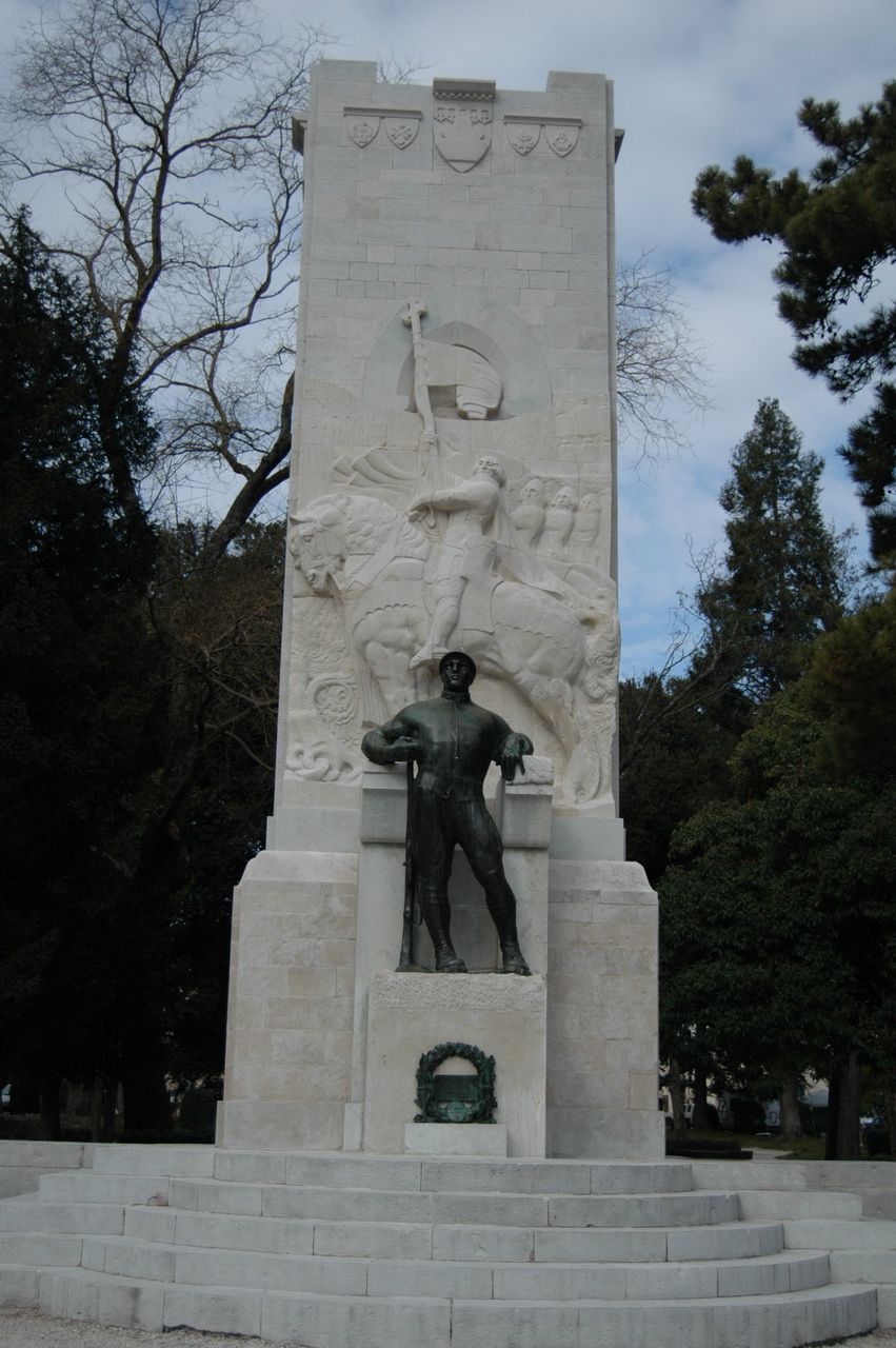 figura di soldato: fante (monumento ai caduti - a stele) di Cagianelli Enrico - ambito umbro (primo quarto sec. XX)