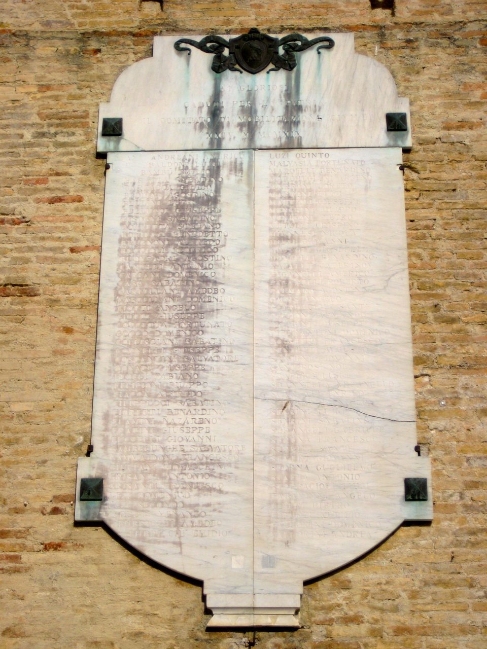 Stemma comunale di Montefalco (lapide commemorativa ai caduti) - ambito umbro (primo quarto sec. XX)