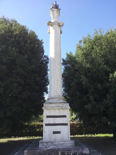 monumento ai caduti - a colonna - ambito umbro (terzo quarto sec. XX)