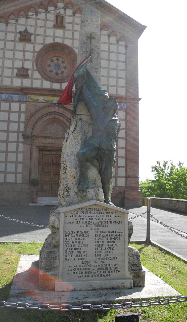 figura di soldato che porta la bandiera (monumento ai caduti - ad obelisco, opera isolata) - ambito Italia centrale (sec. XX)