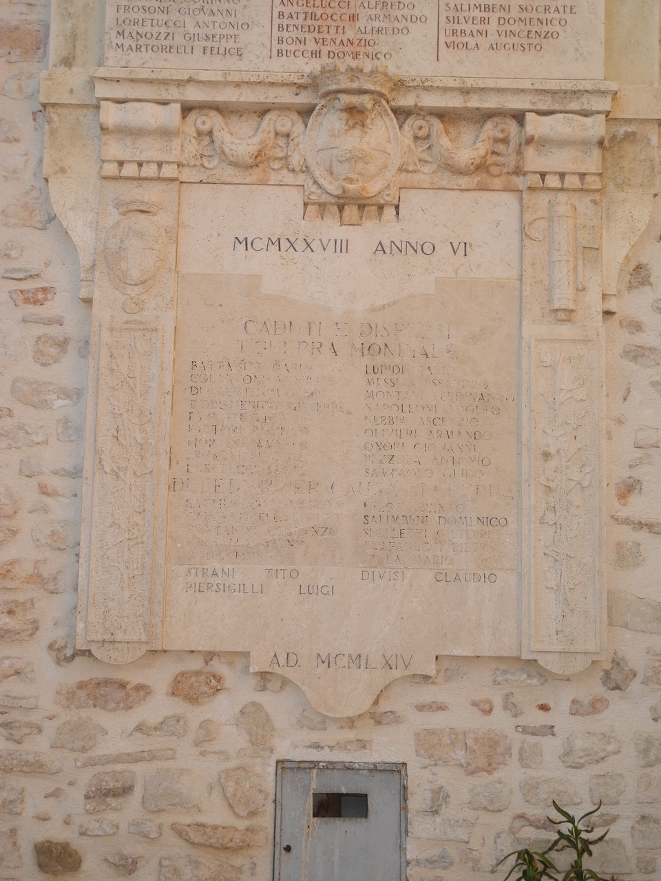 allegoria della Vittoria come donna armata (monumento ai caduti - a lapide, opera isolata) di Diano Domenico Umberto (sec. XX)