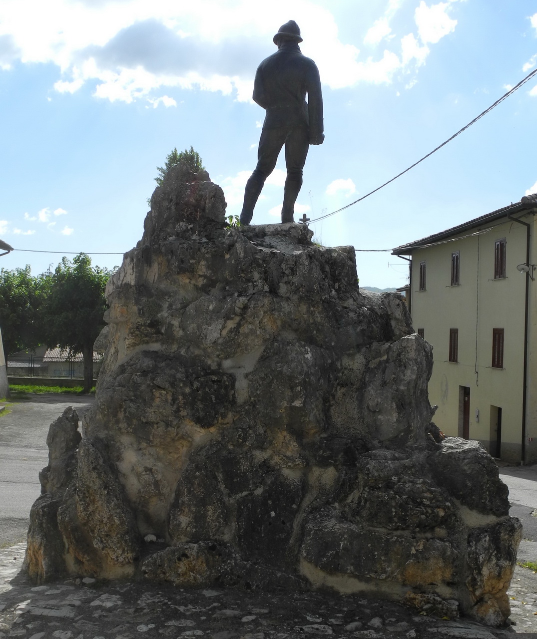 figura di soldato: fante (monumento ai caduti - a cippo, opera isolata) - ambito Italia centrale (sec. XX)