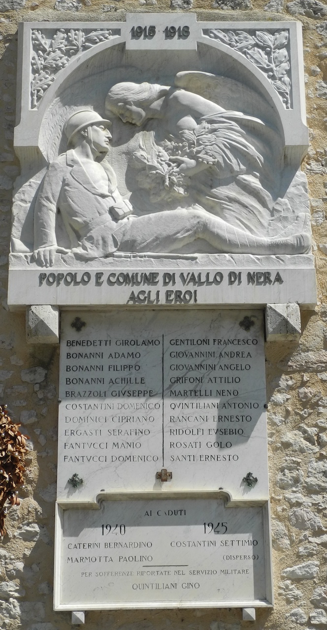 allegoria della Vittoria che incorona un soldato morente (monumento ai caduti - a lapide, opera isolata) - ambito Italia centrale (sec. XX)
