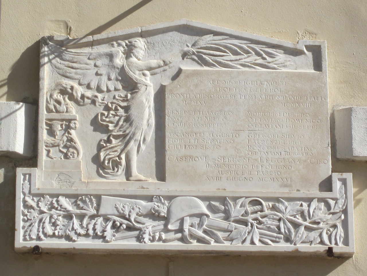 allegoria della Vittoria come donna vestita all'antica (lapide commemorativa ai caduti) - ambito italiano (sec. XX)
