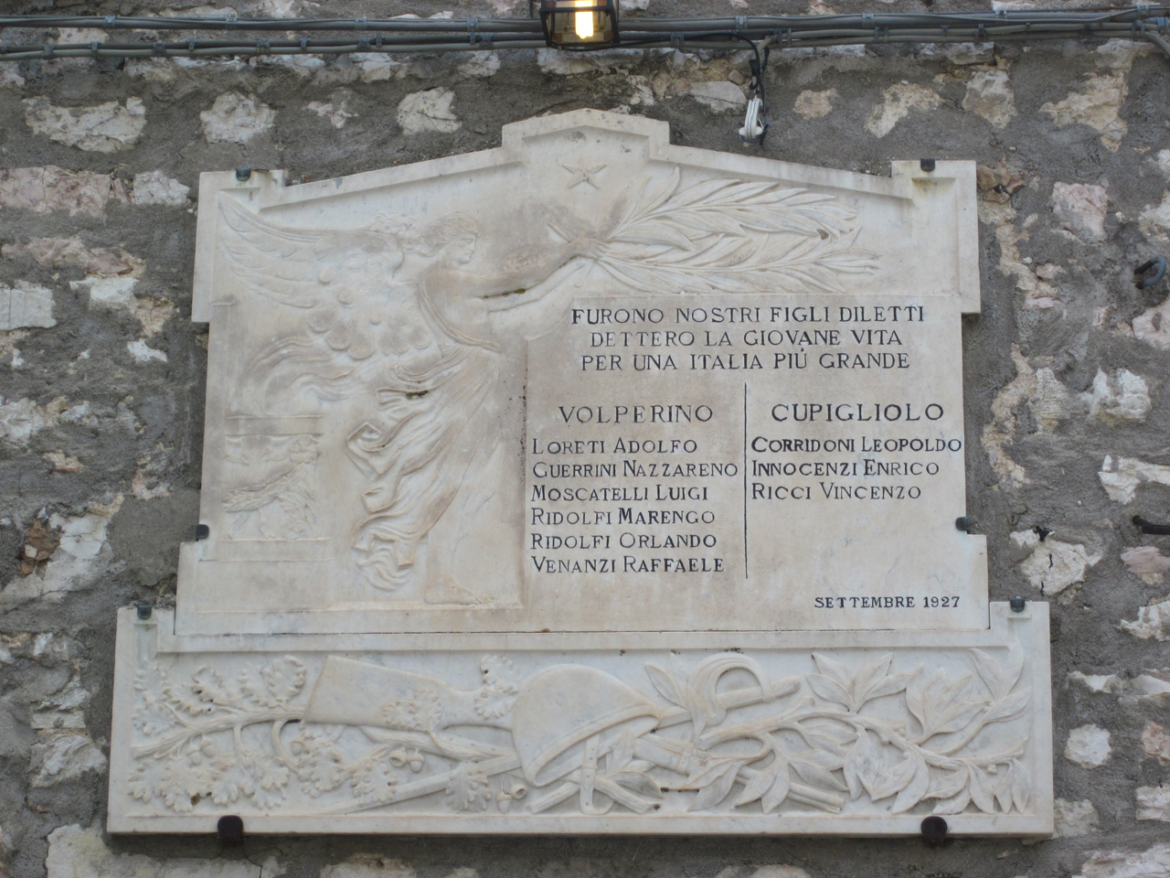 allegoria della Vittoria come donna vestita all'antica (lapide commemorativa ai caduti) - ambito italiano (sec. XX)