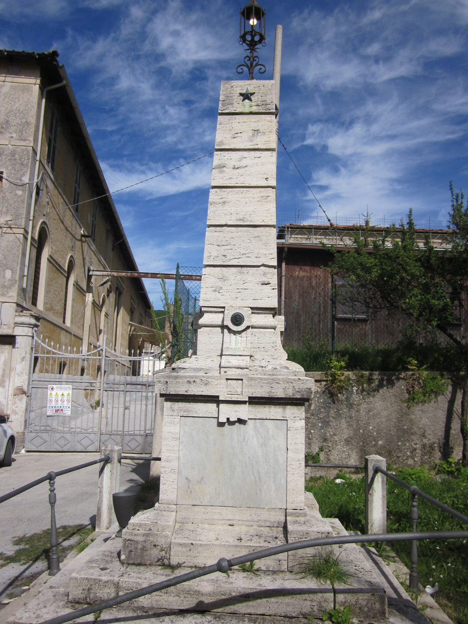 monumento ai caduti - ad obelisco - ambito italiano (sec. XX) <br>Condizioni d'uso: <a class='link-esterno' href='https://docs.italia.it/italia/icdp/icdp-pnd-circolazione-riuso-docs/it/v1.0-giugno-2022/testo-etichetta-BCS.html' target='_bcs'>Beni Culturali Standard (BCS)</a>