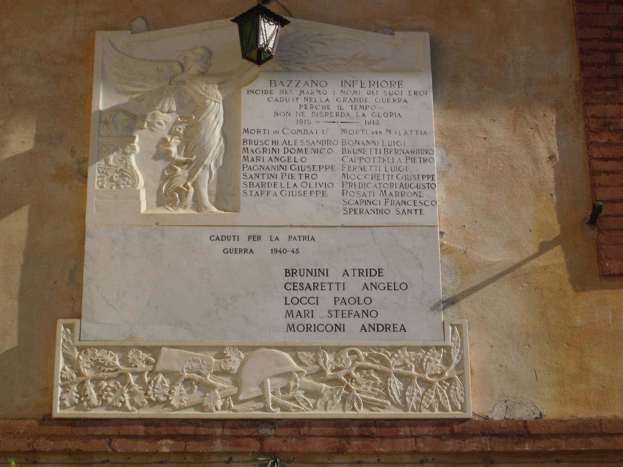 allegoria della Vittoria come donna vestita all'antica (lapide commemorativa ai caduti) - ambito italiano (sec. XX, sec. XX)