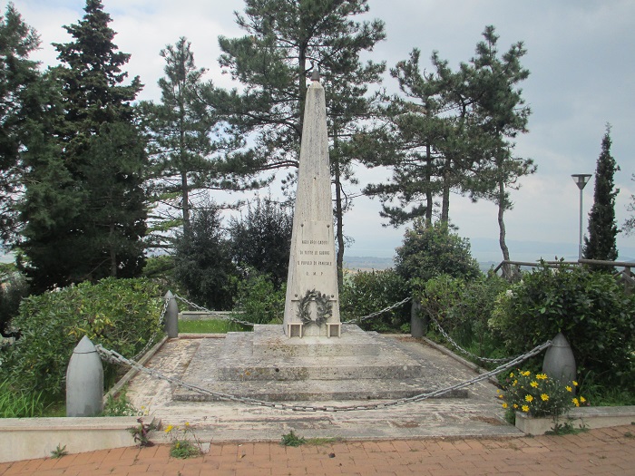 monumento ai caduti - ad obelisco - ambito Italia centrale (sec. XX)