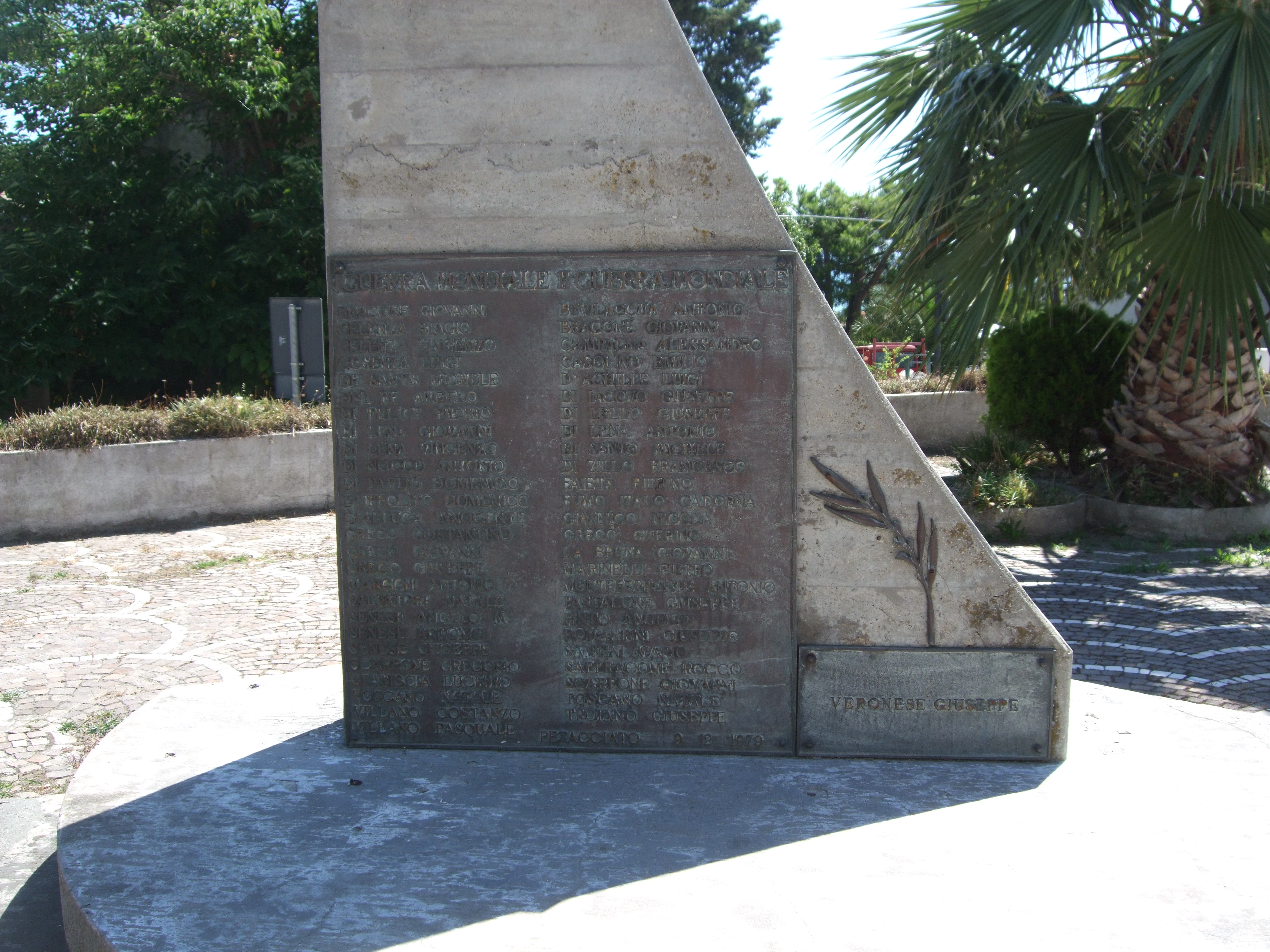 allegoria della Vittoria (monumento ai caduti - ad obelisco, insieme) - bottega italiana (ultimo quarto XX)