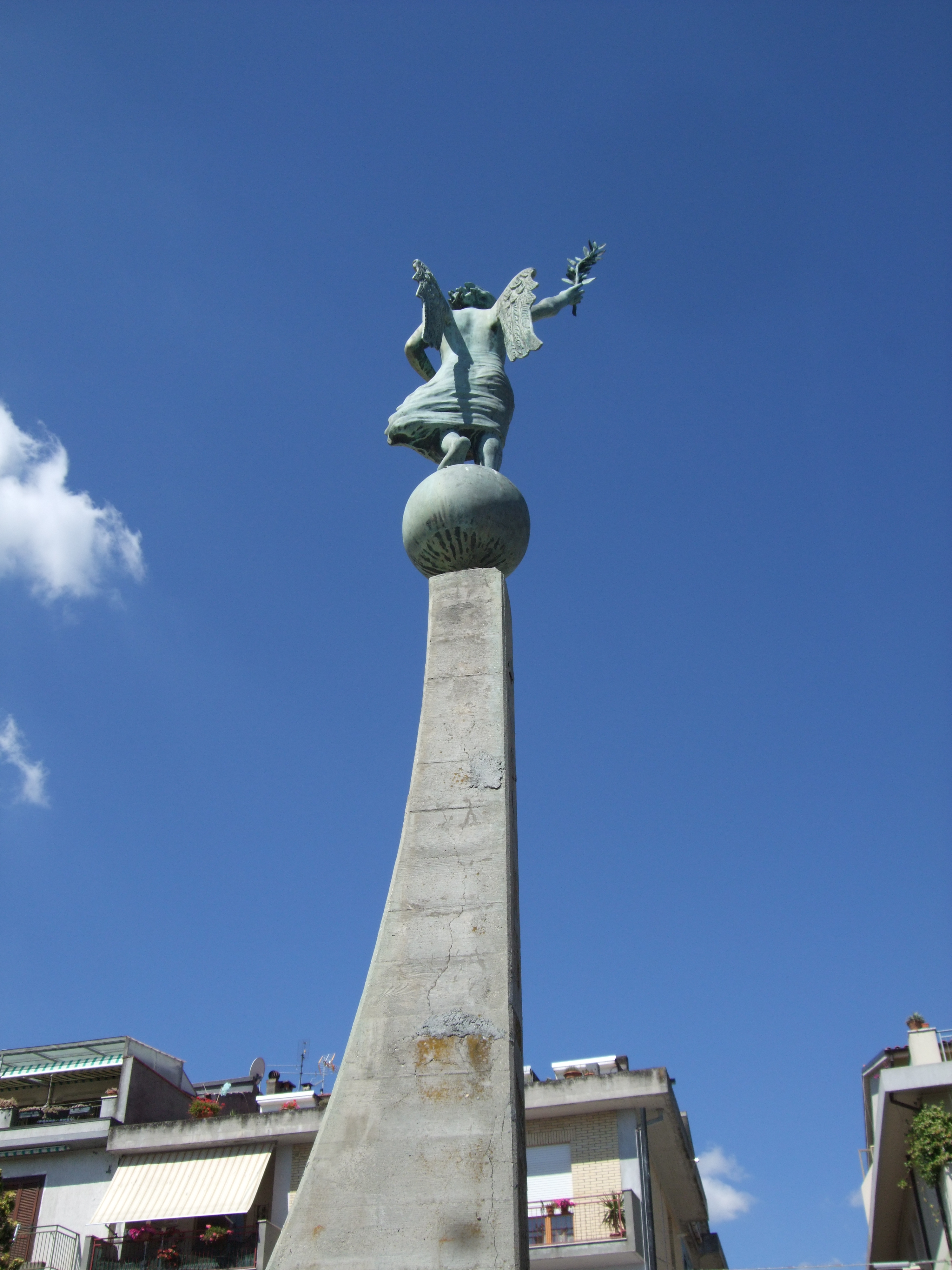 allegoria della Vittoria (monumento ai caduti - ad obelisco, insieme) - bottega italiana (ultimo quarto XX)