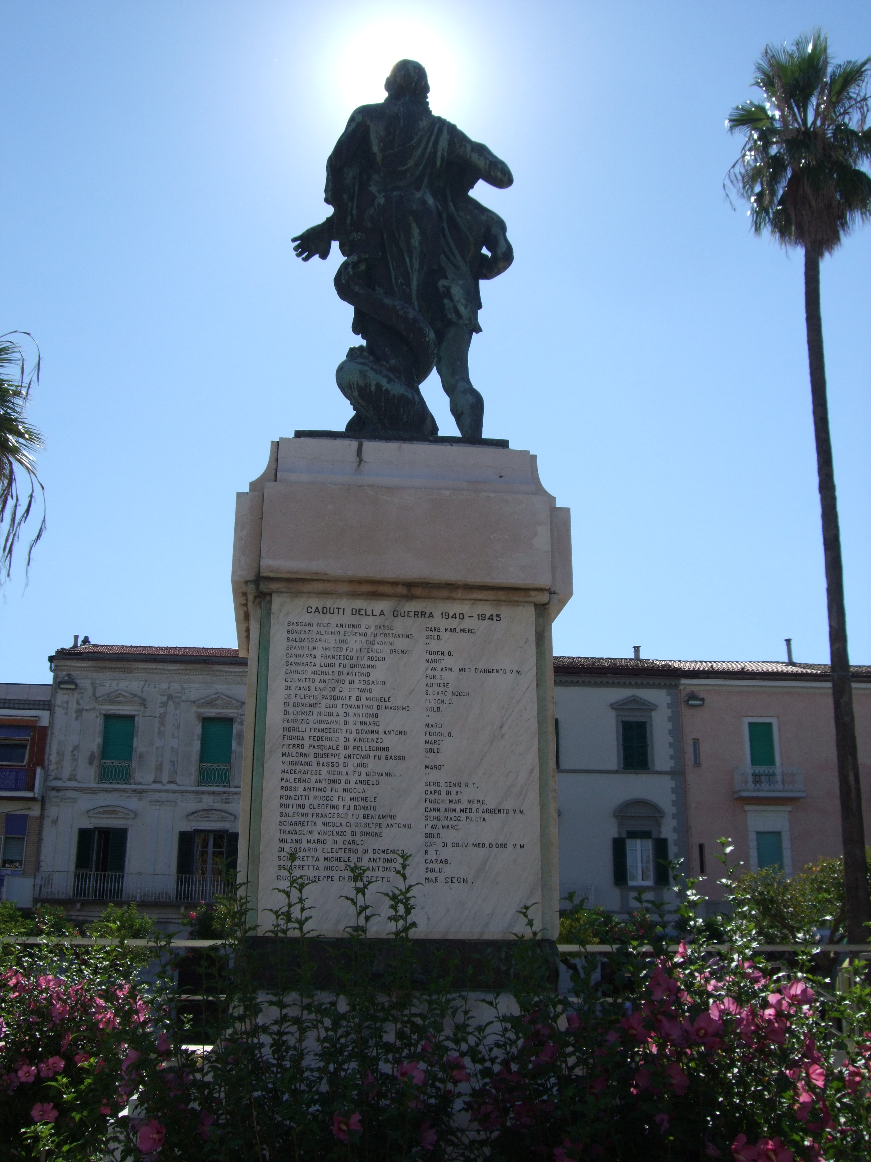 allegoria del soldato come eroe antico (gruppo scultoreo, elemento d'insieme) di Puchetti Enzo (secondo quarto XX)