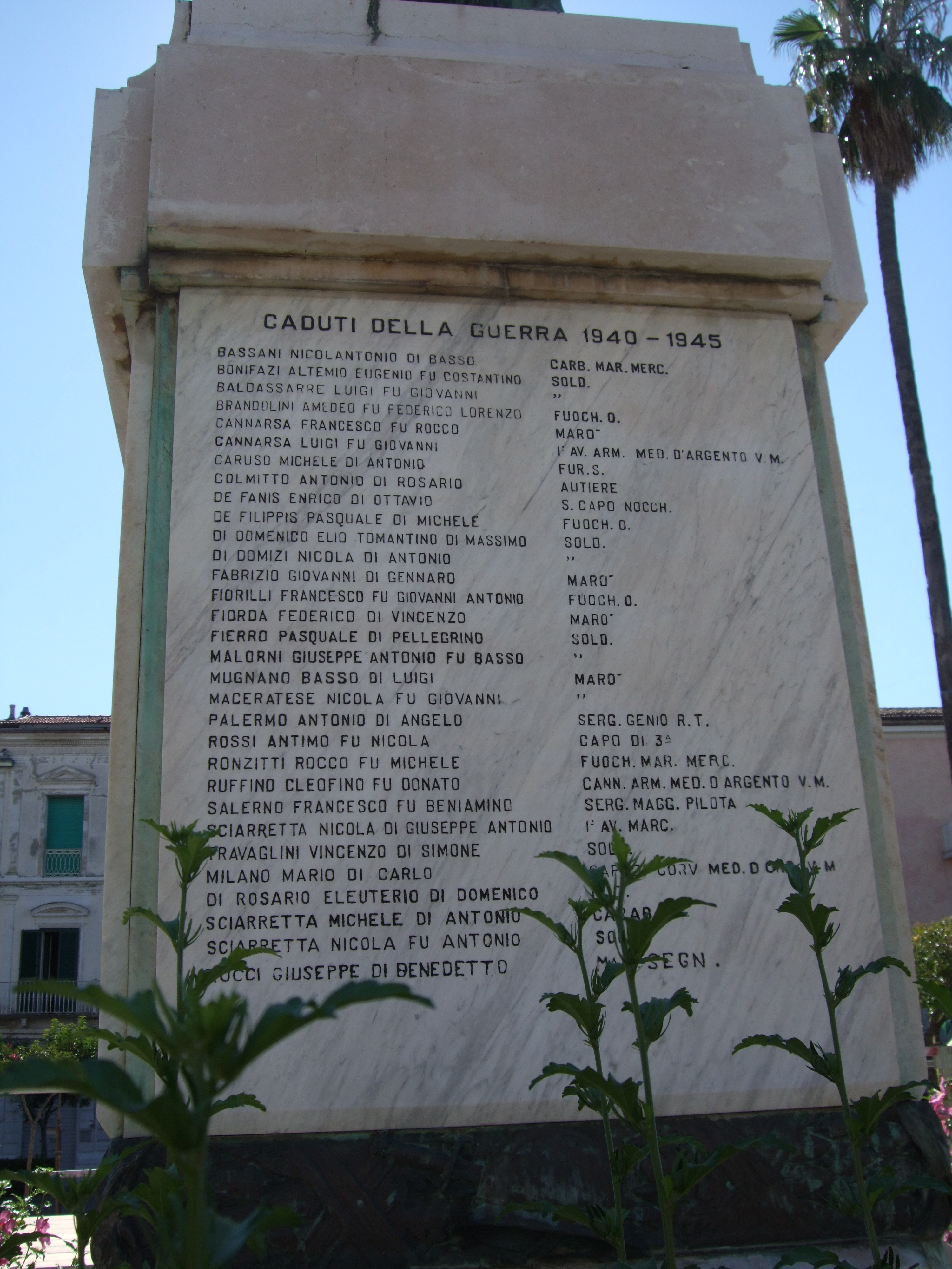 allegoria del soldato come eroe antico (monumento ai caduti - a cippo, insieme) di Puchetti Enzo (secondo quarto XX)