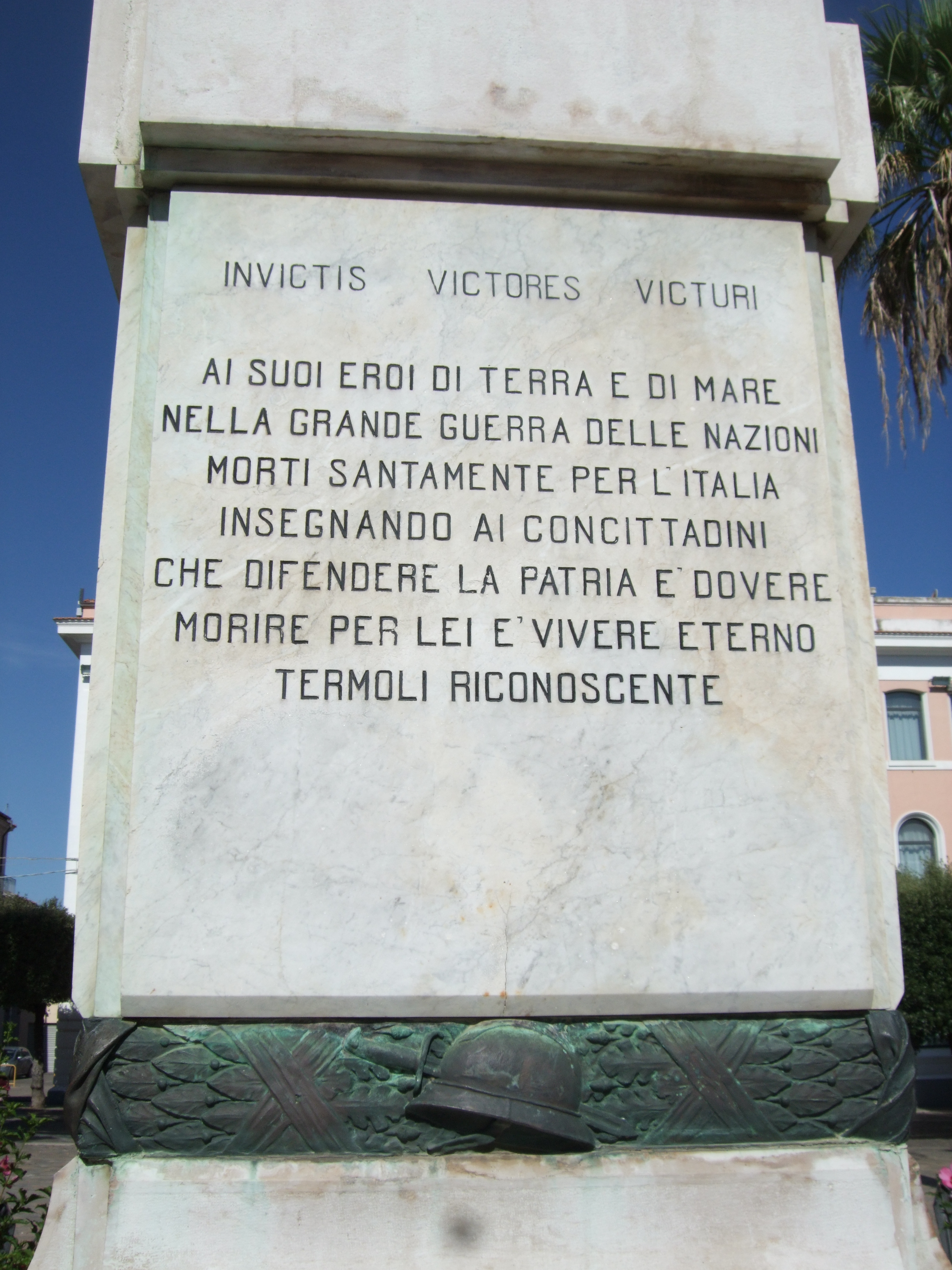 allegoria del soldato come eroe antico (monumento ai caduti - a cippo, insieme) di Puchetti Enzo (secondo quarto XX)