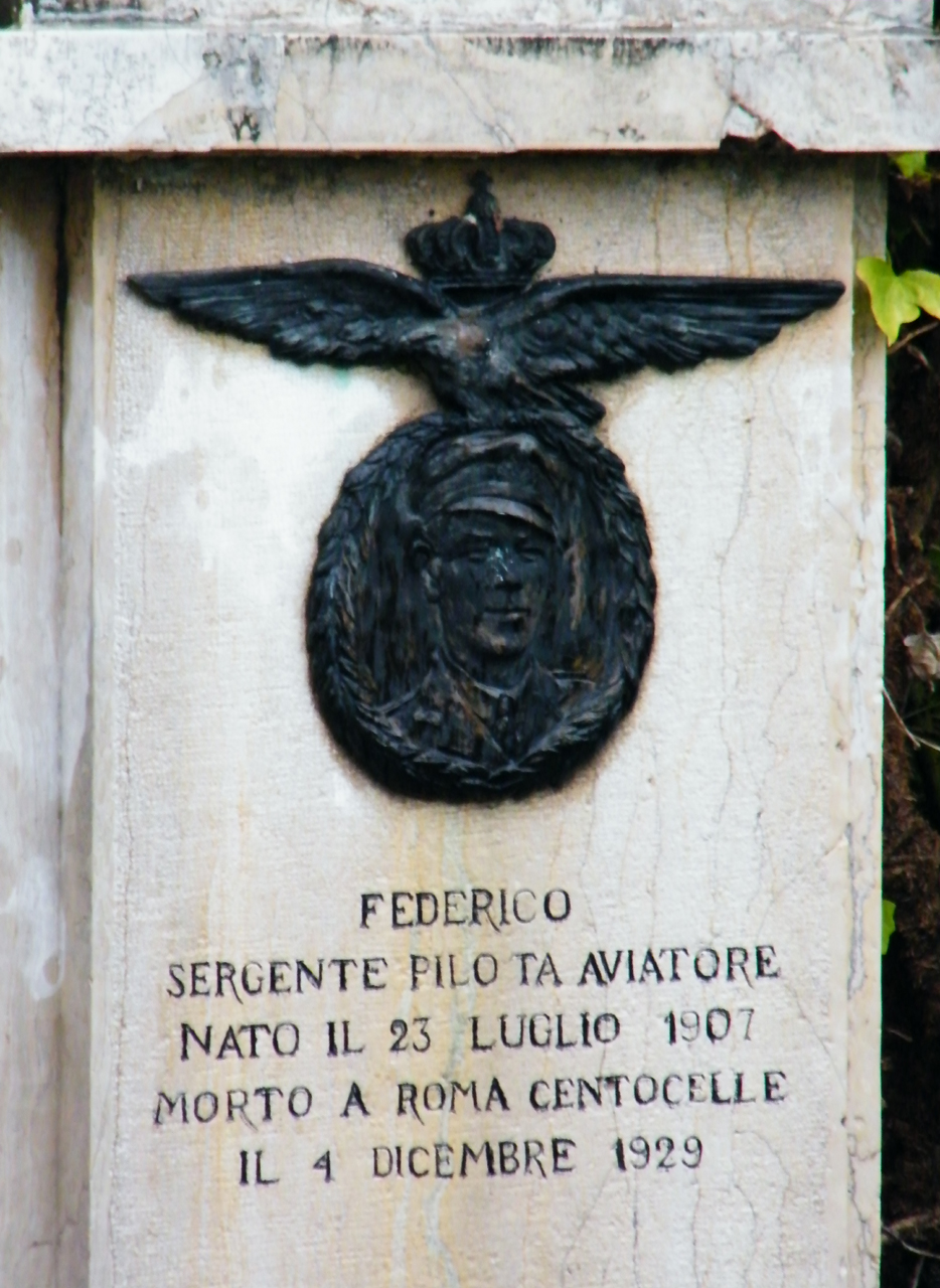 Ritratto di Federico Romagnoli, figura di soldato: aviatore (lapide commemorativa ai caduti, elemento d'insieme) di Puchetti Enzo - bottega Italia centro-meridionale (secondo quarto XX)