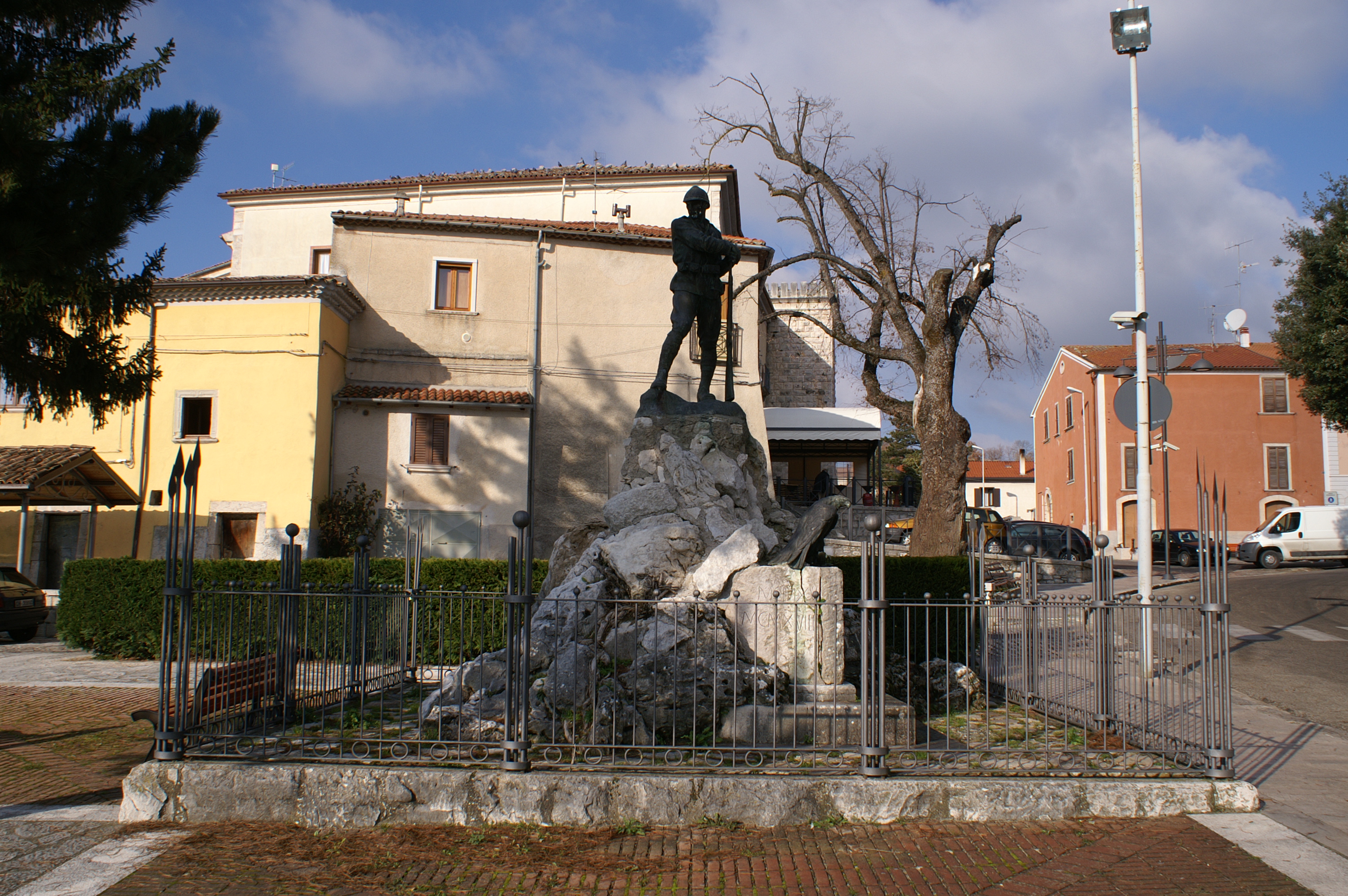 figura del soldato: fante, allegoria della Vittoria come aquila (monumento ai caduti - a cippo, insieme) di Guerrisi Michele (secondo quarto XX)