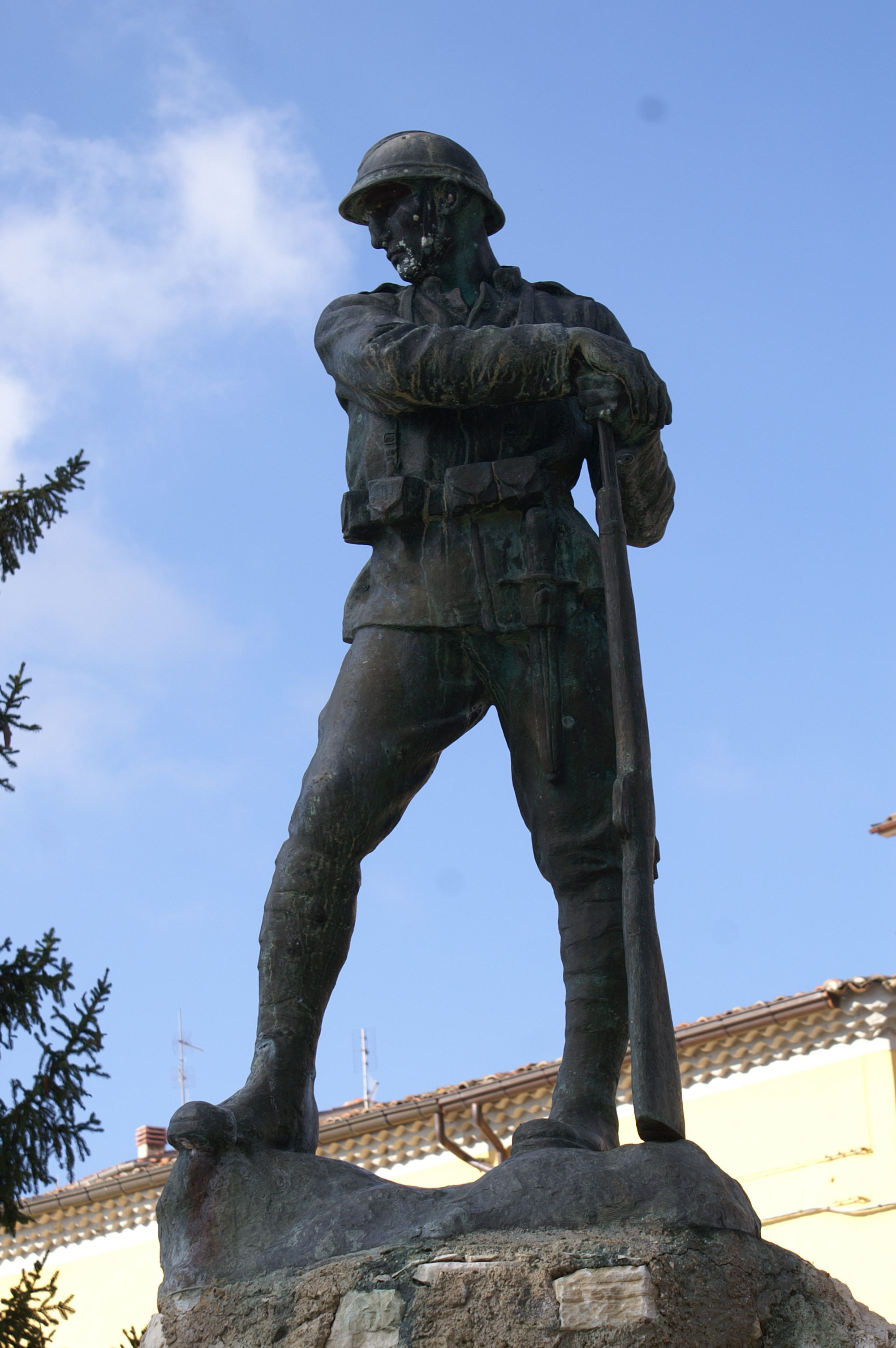 figura di soldato: fante (scultura, elemento d'insieme) di Guerrisi Michele (secondo quarto XX)