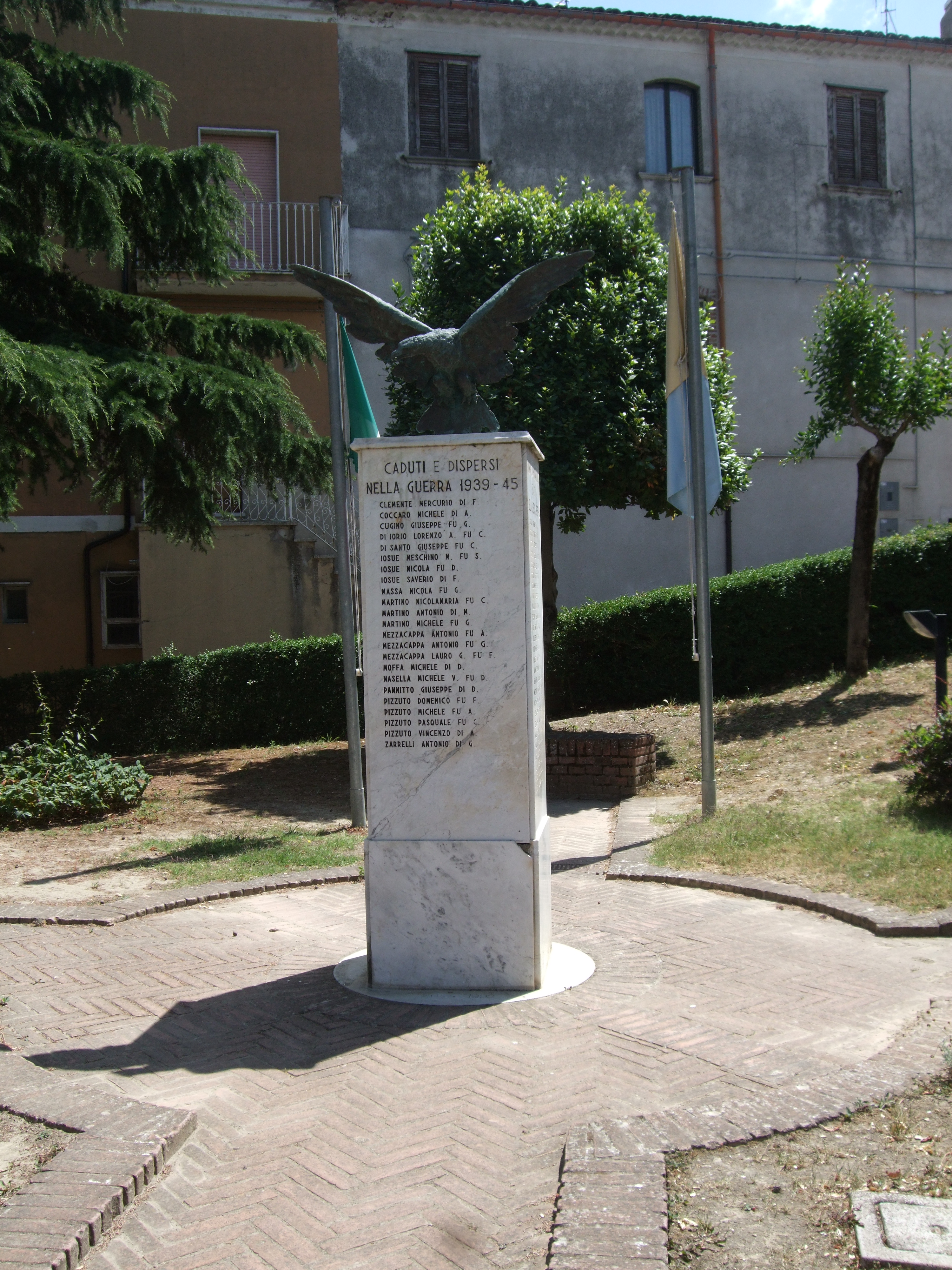 allegoria della Vittoria come aquila (monumento ai caduti - a colonna spezzata, insieme) - bottega Italia centro-meridionale (seconda metà XX)