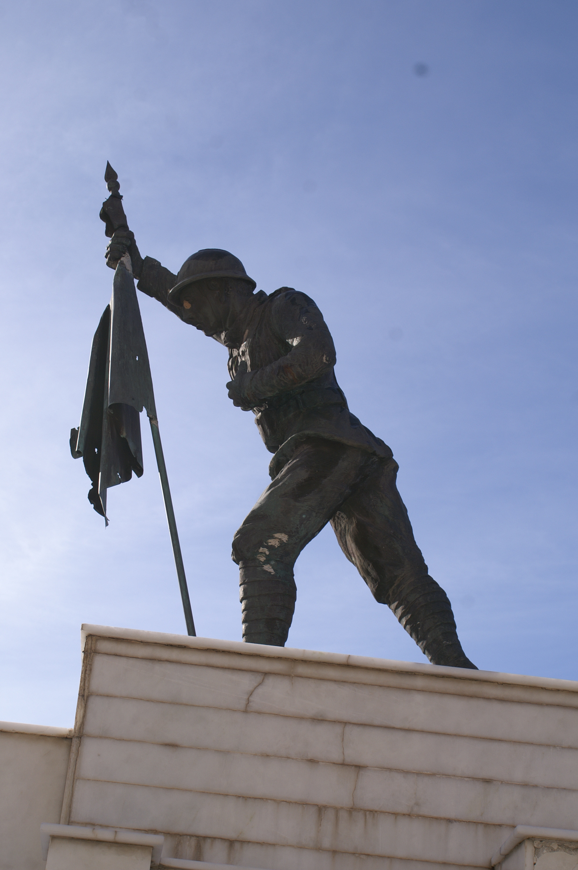 figura di soldato che porta la bandiera (scultura, elemento d'insieme) - bottega Italia centro-meridionale (terzo quarto XX)