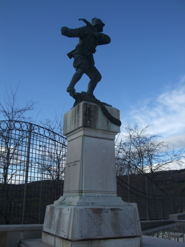 figura di soldato in combattimento (scultura, elemento d'insieme) di Puchetti Enzo (prima metà XX)