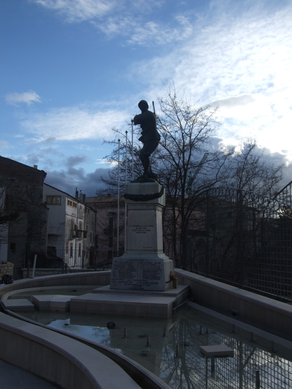 figura del soldato in combattimento (monumento ai caduti - a cippo, insieme) di Puchetti Enzo, Tucci Giuseppe (bottega) - bottega molisana (prima metà XX)