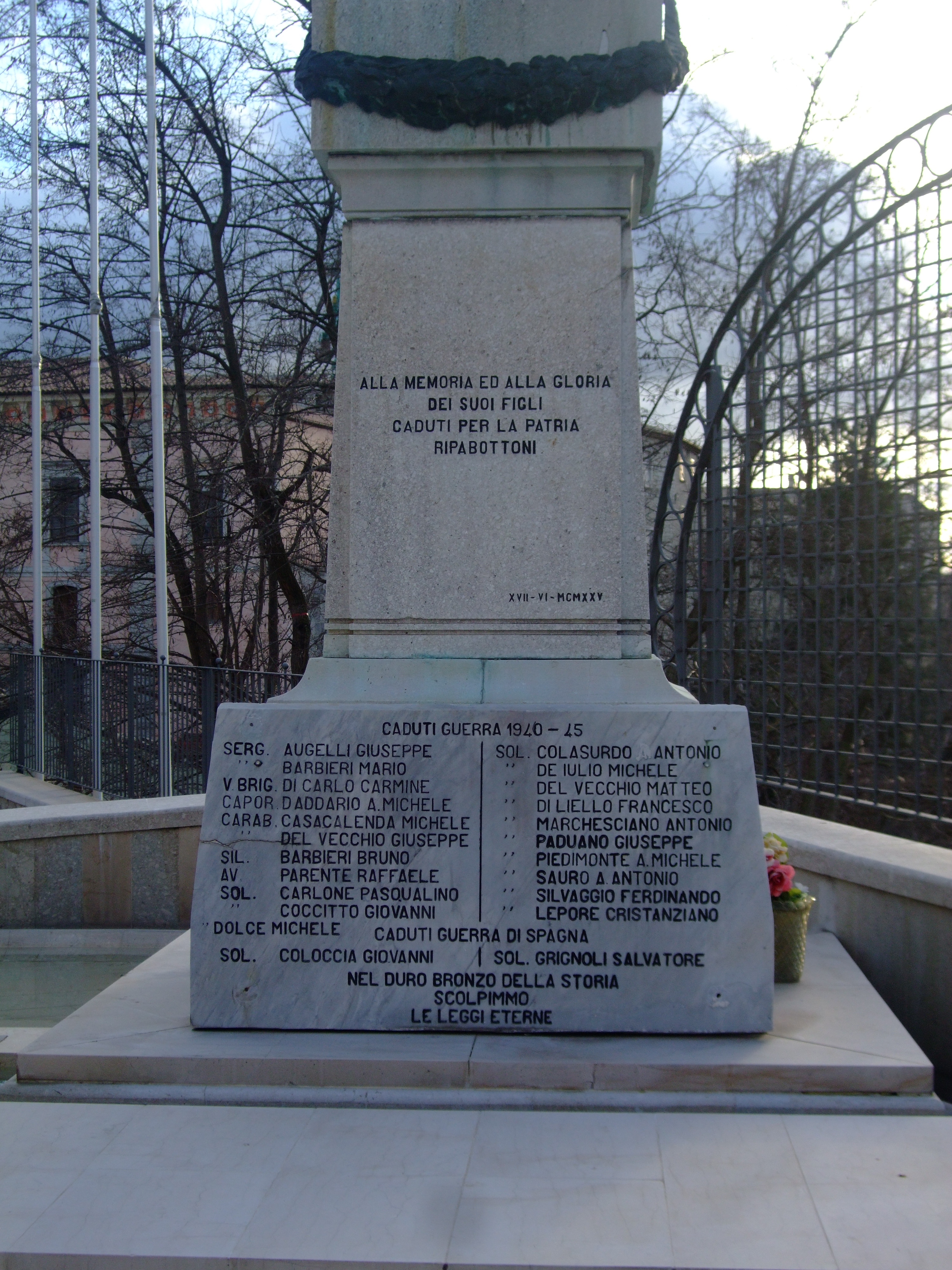 figura del soldato in combattimento (monumento ai caduti - a cippo, insieme) di Puchetti Enzo, Tucci Giuseppe (bottega) - bottega molisana (prima metà XX)