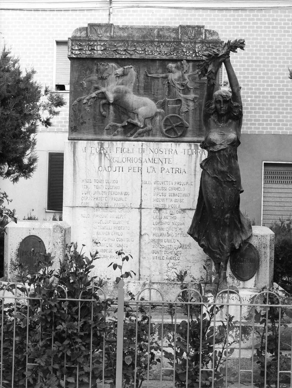 allegoria della Vittoria, allegoria della Gloria (monumento ai caduti - ad ara, opera isolata) di Tamagnini Torquato, Di Stefano Onorato (primo quarto sec. XX)