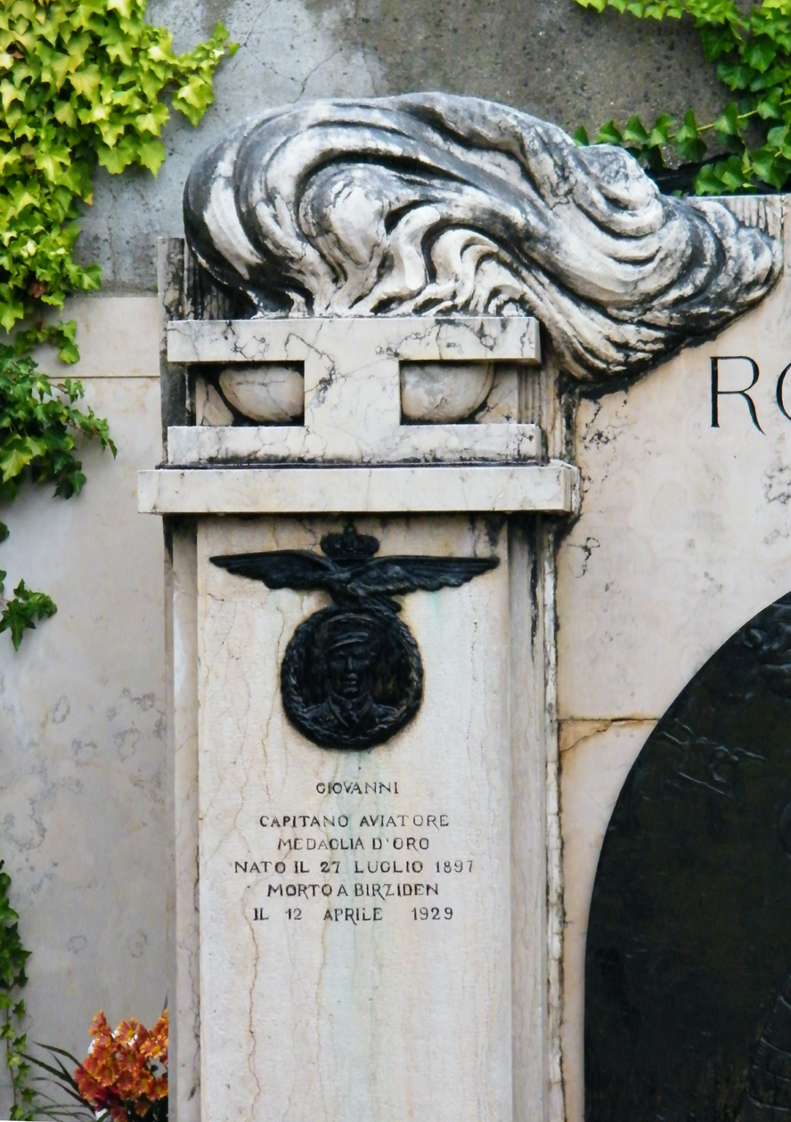 Ritratto Giovanni Romagnoli, figura di soldato: aviatore (lapide commemorativa ai caduti, elemento d'insieme) di Puchetti Enzo - bottega Italia centro-meridionale (secondo quarto XX)