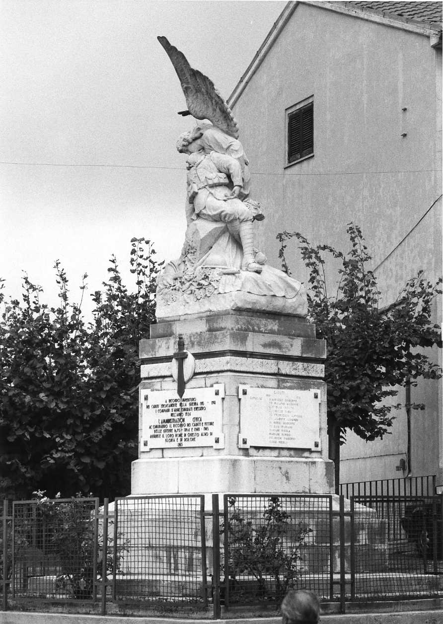 allegoria della morte del soldato (monumento ai caduti - a cippo, opera isolata) di Ciocchetti Giuseppe (secondo quarto sec. XX)