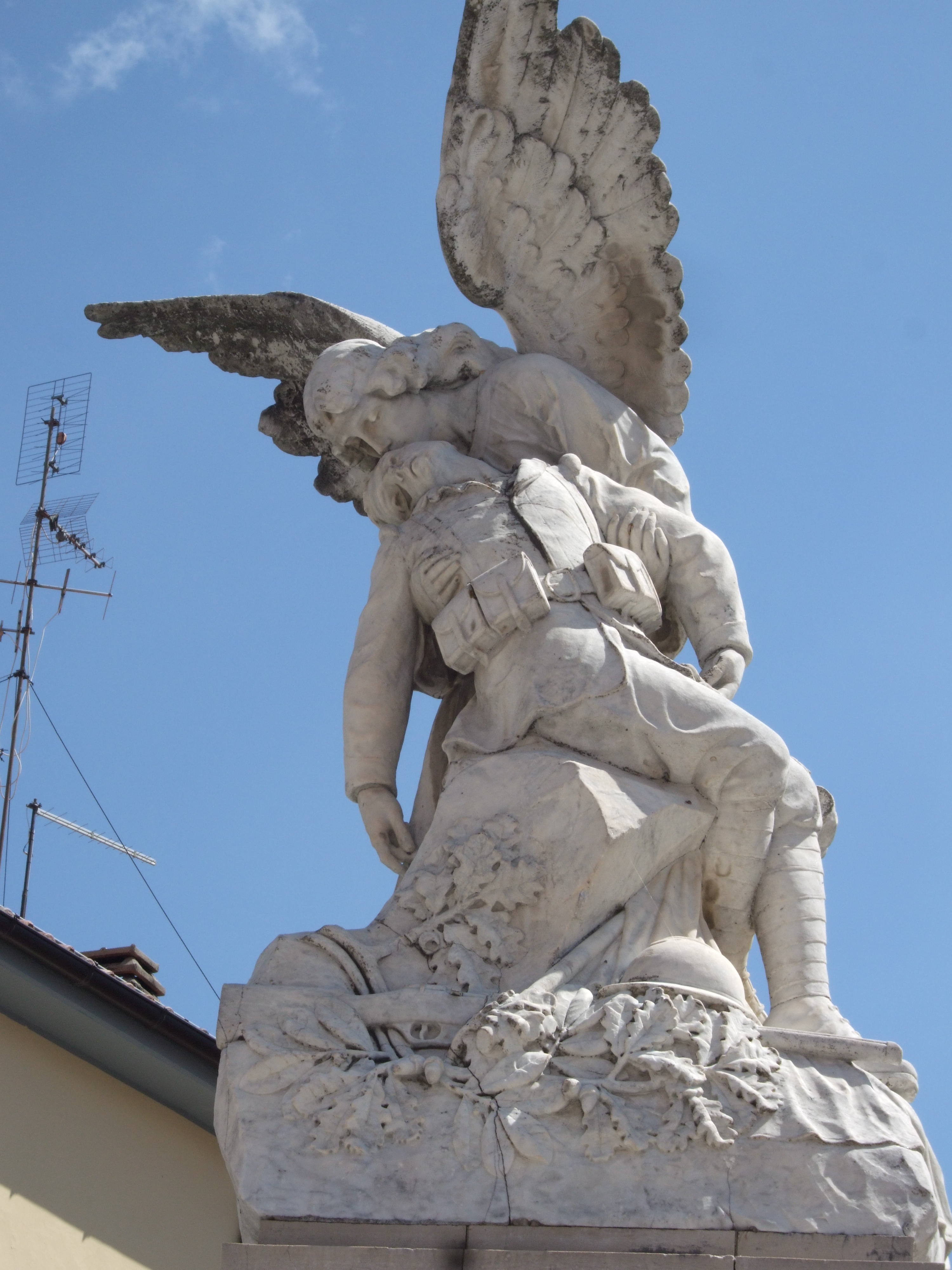 allegoria della morte del soldato (monumento ai caduti - a cippo, opera isolata) di Ciocchetti Giuseppe (secondo quarto sec. XX)