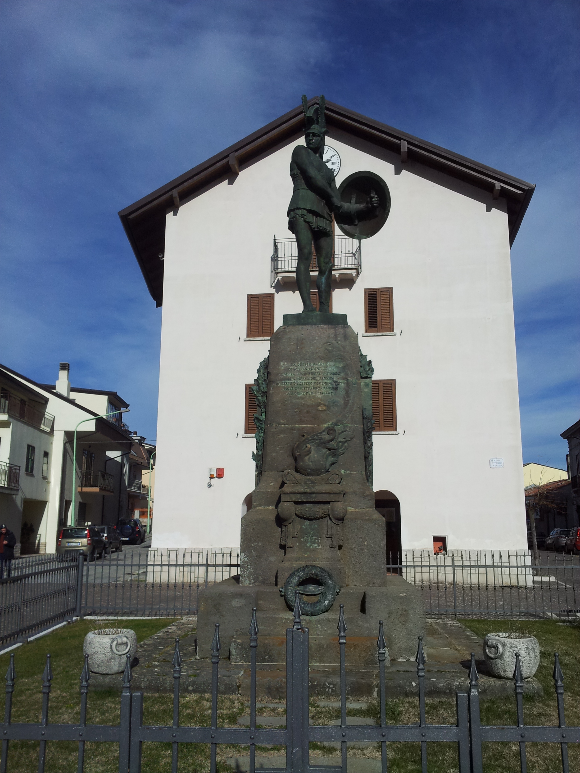 allegoria del soldato come eroe antico (monumento ai caduti - a cippo, opera isolata) di Guastalla, Giuseppe (attribuito) - ambito Italia centro-meridionale (Sec. XX)