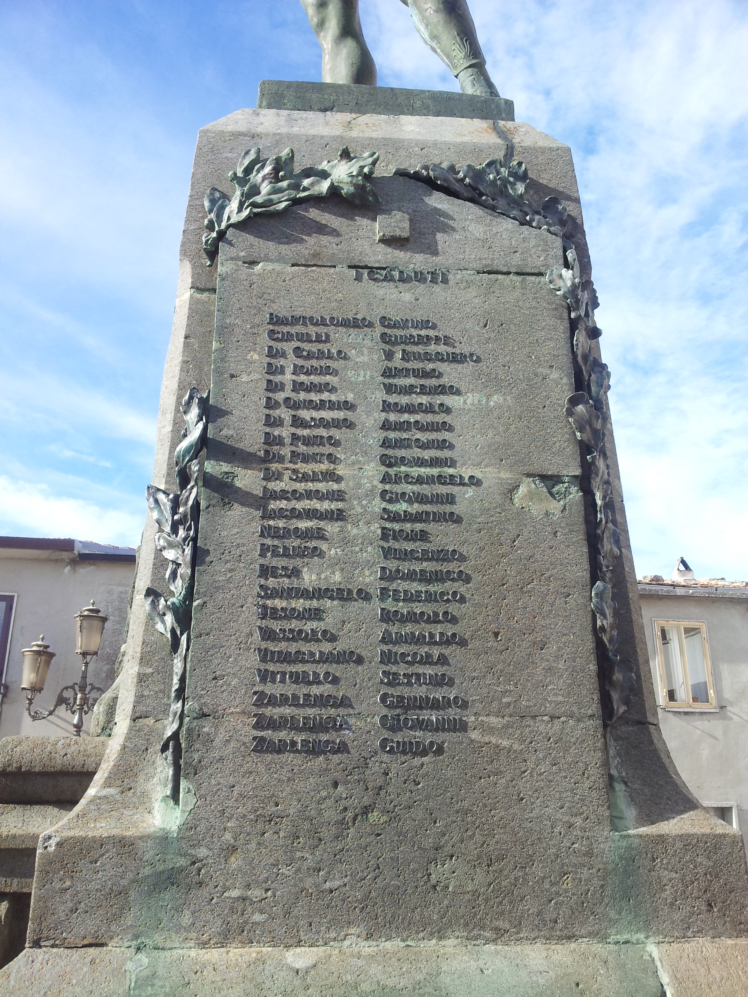 allegoria del soldato come eroe antico (monumento ai caduti - a cippo, opera isolata) di Guastalla, Giuseppe (attribuito) - ambito Italia centro-meridionale (Sec. XX)