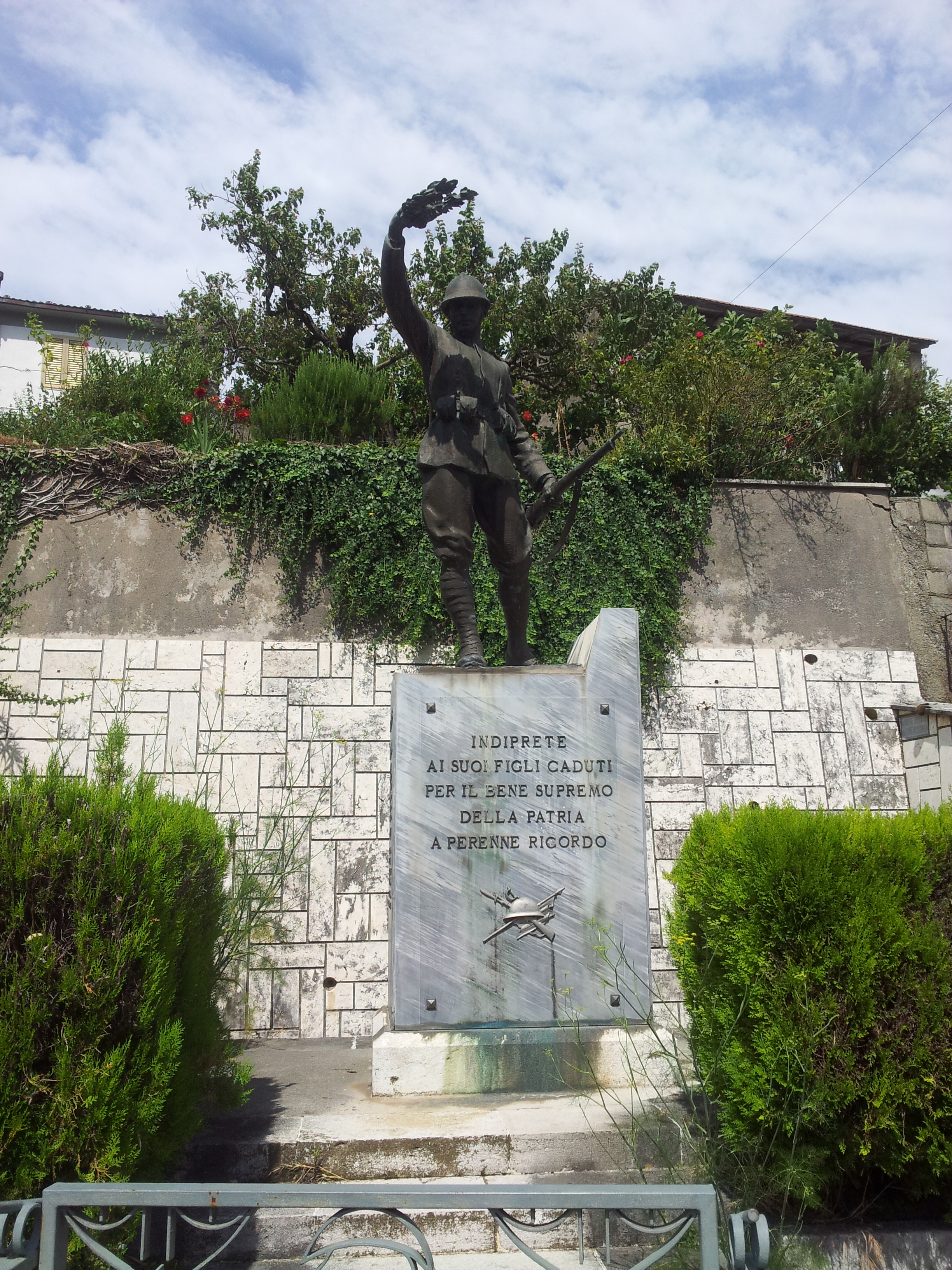 figura di soldato con allegoria della vittoria (monumento ai caduti - a cippo, insieme) - bottega molisana (Sec. XX)