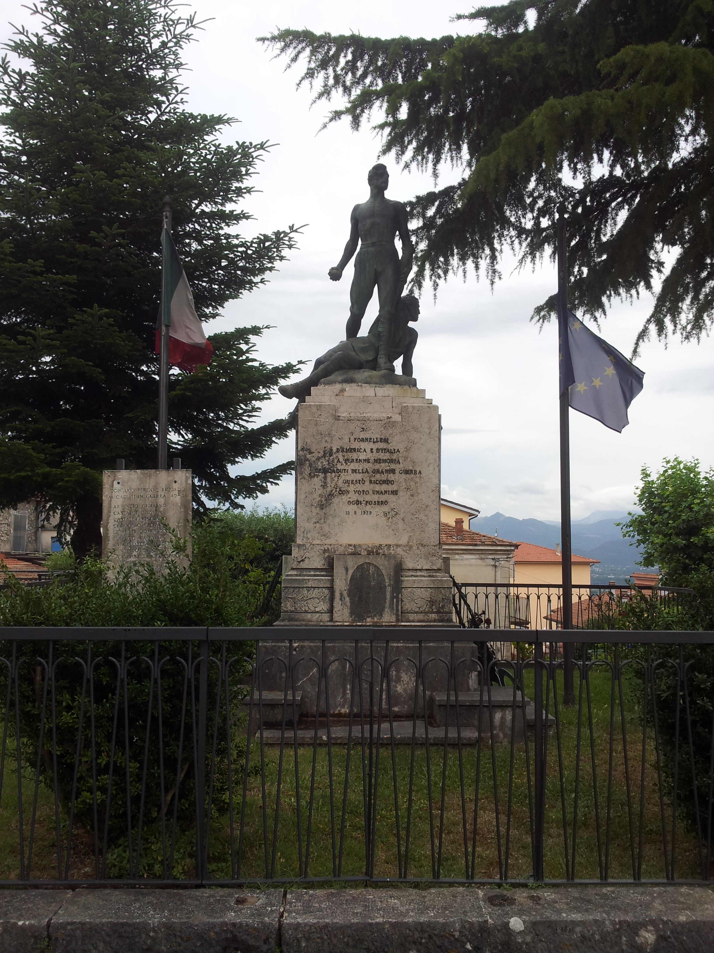 Allegoria del sacrificio del soldato (monumento ai caduti - a cippo, insieme) - bottega molisana (Sec. XX)