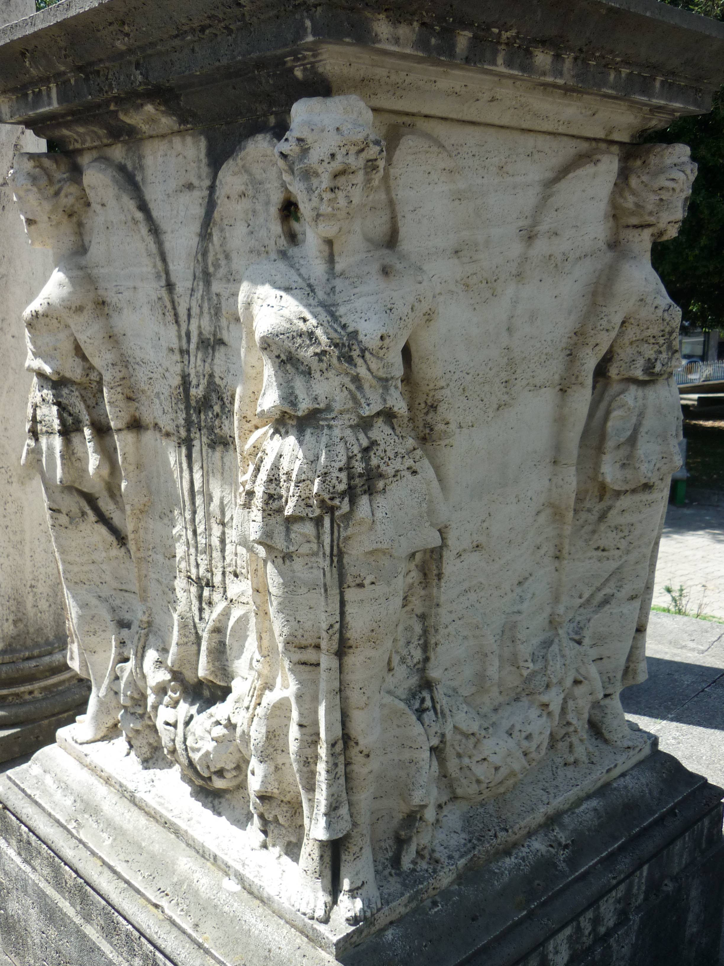 allegoria della Vittoria come donna vestita all'antica (monumento ai caduti - ad ara) - bottega molisana (sec. XX)