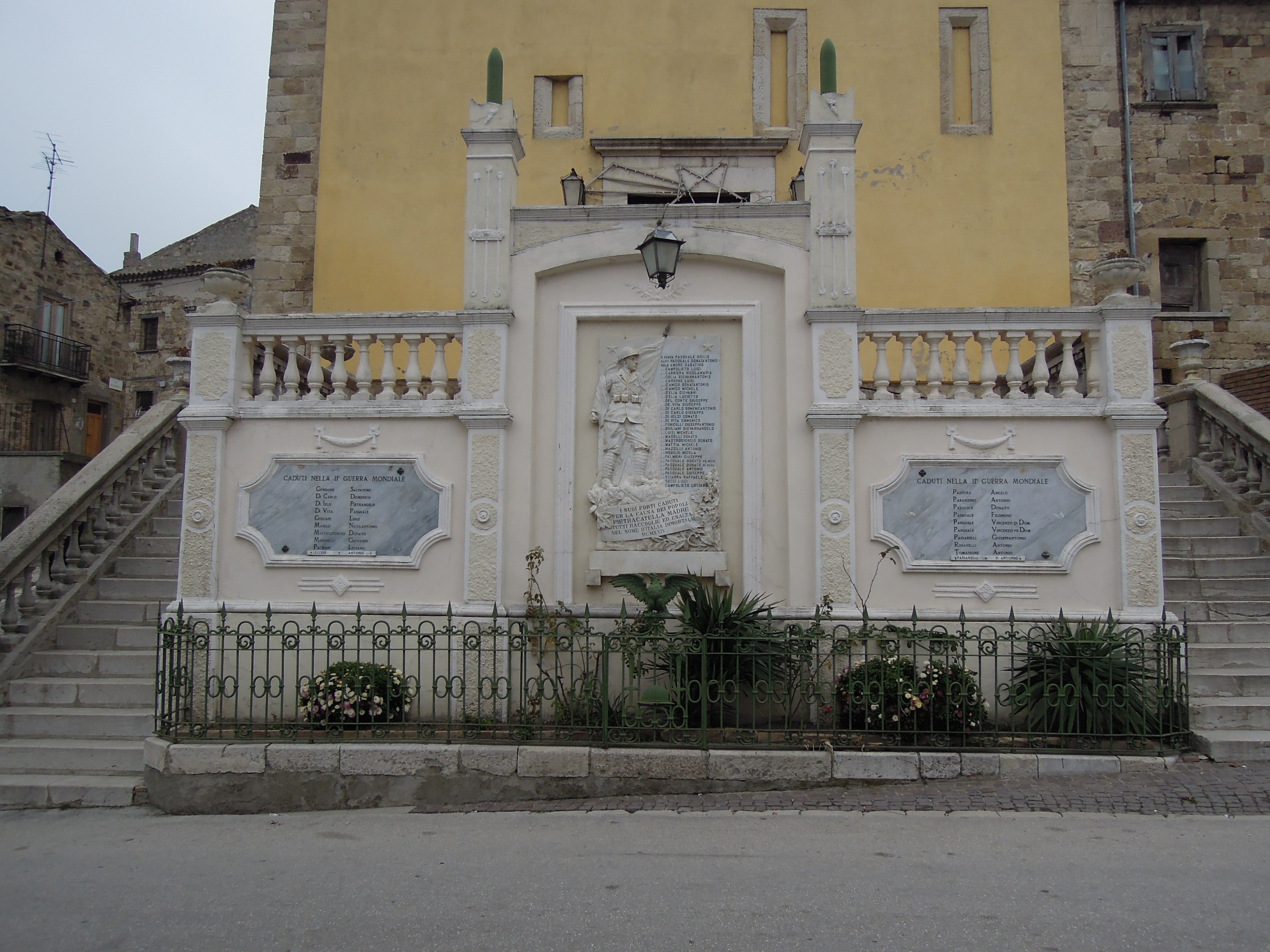 figura di soldato, allegoria della Vittoria come aquila (monumento ai caduti - a lapide) di Giuliani Nicola (sec. XX)